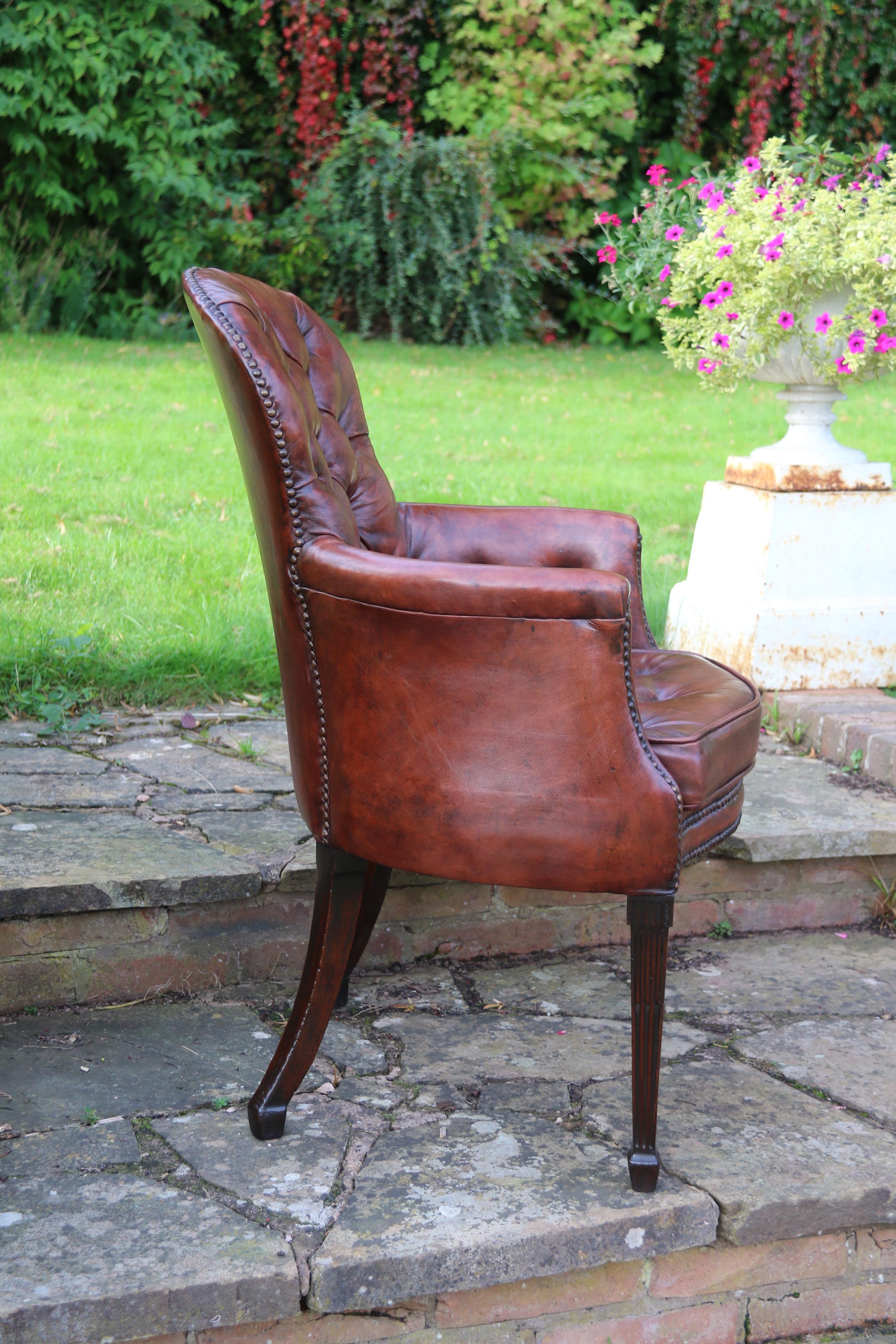 Hand-Carved English 18th century leather armchair circa 1790 For Sale