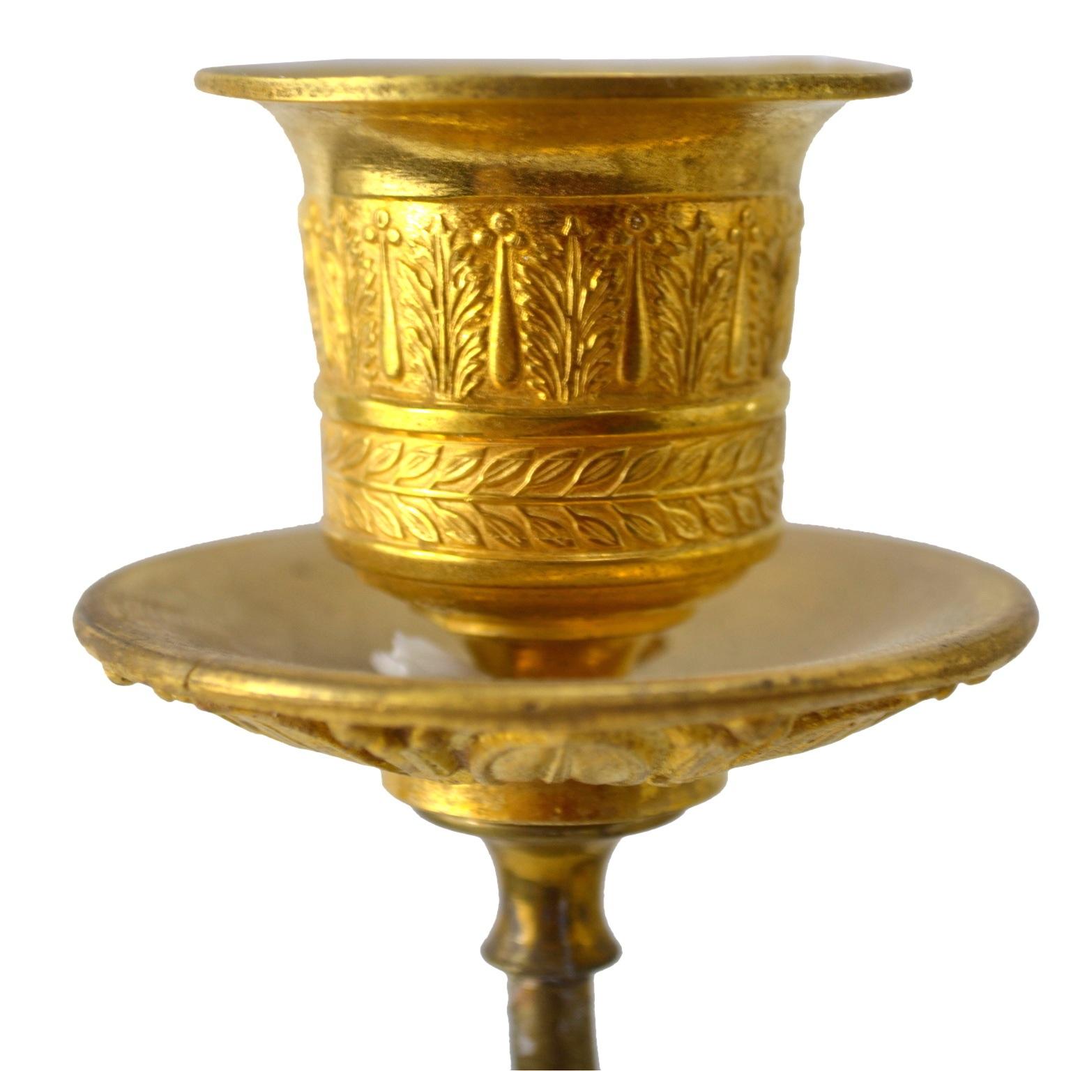Englische Scagliola-Kerzenständer aus vergoldeter Bronze und Lapislazuli des 19. Jahrhunderts (Vergoldet) im Angebot