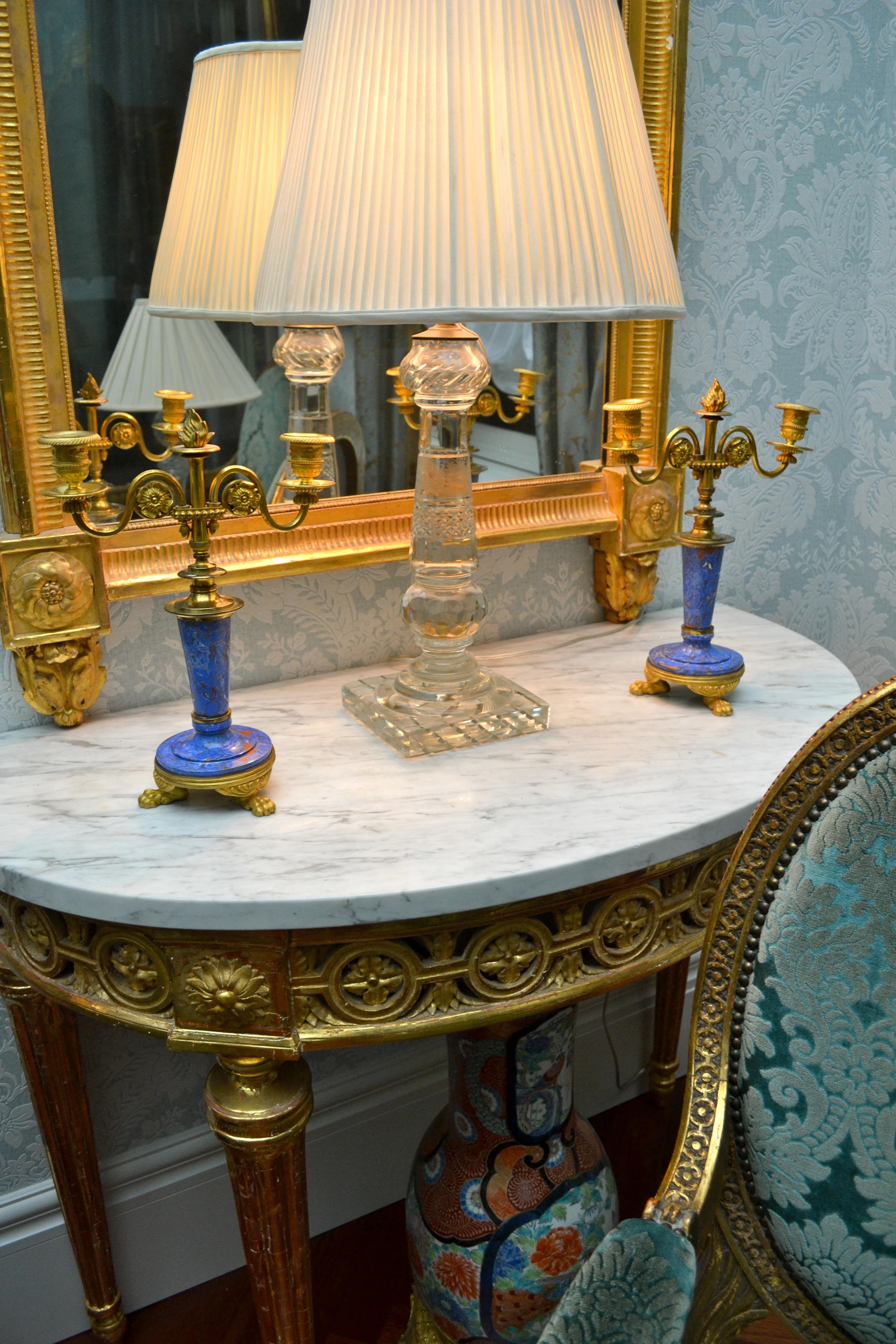 Englische Scagliola-Kerzenständer aus vergoldeter Bronze und Lapislazuli des 19. Jahrhunderts im Angebot 1
