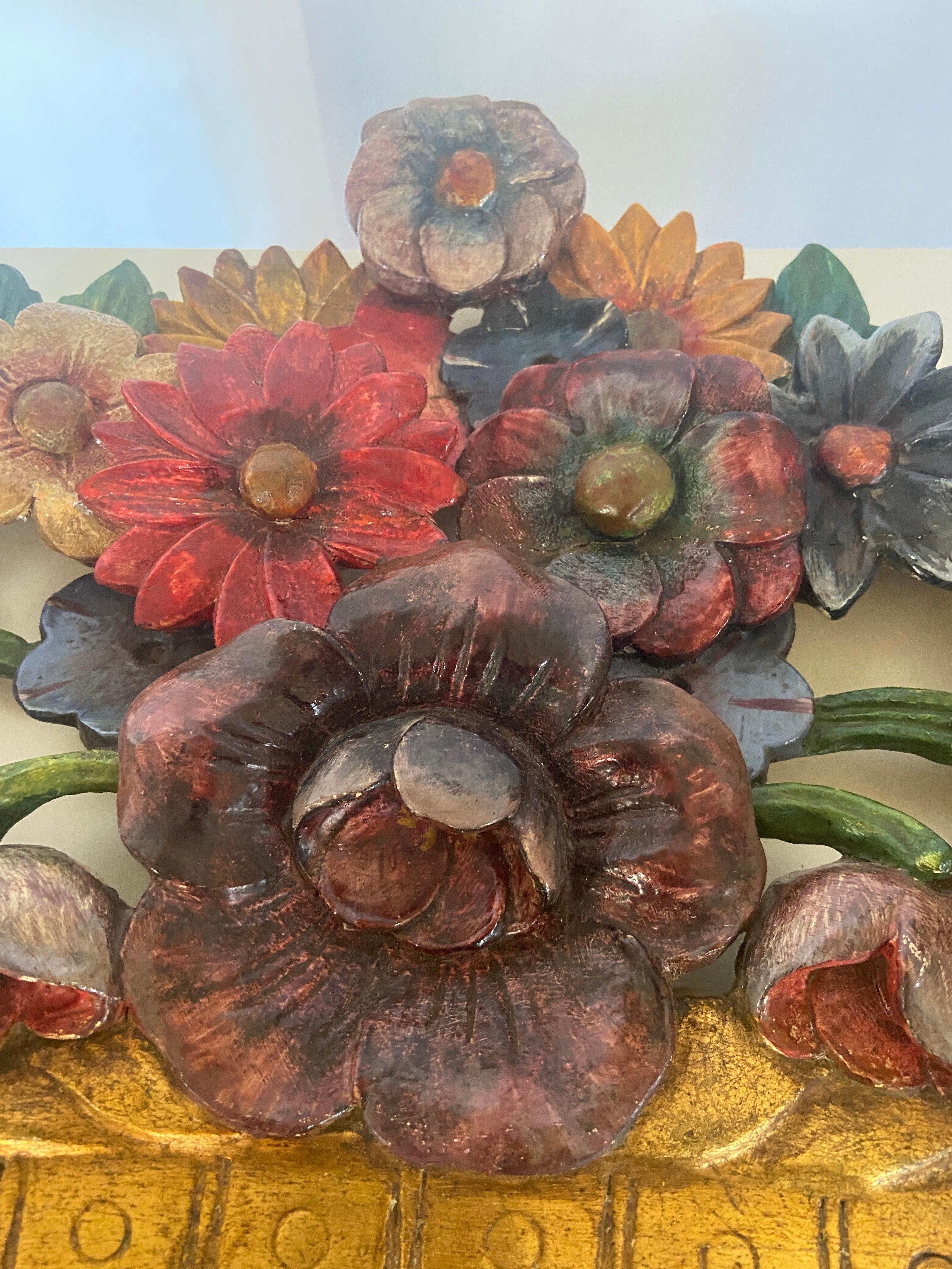 Art déco Un panier floral sculpté des années 1930, appliqué ou suspendu au mur. en vente
