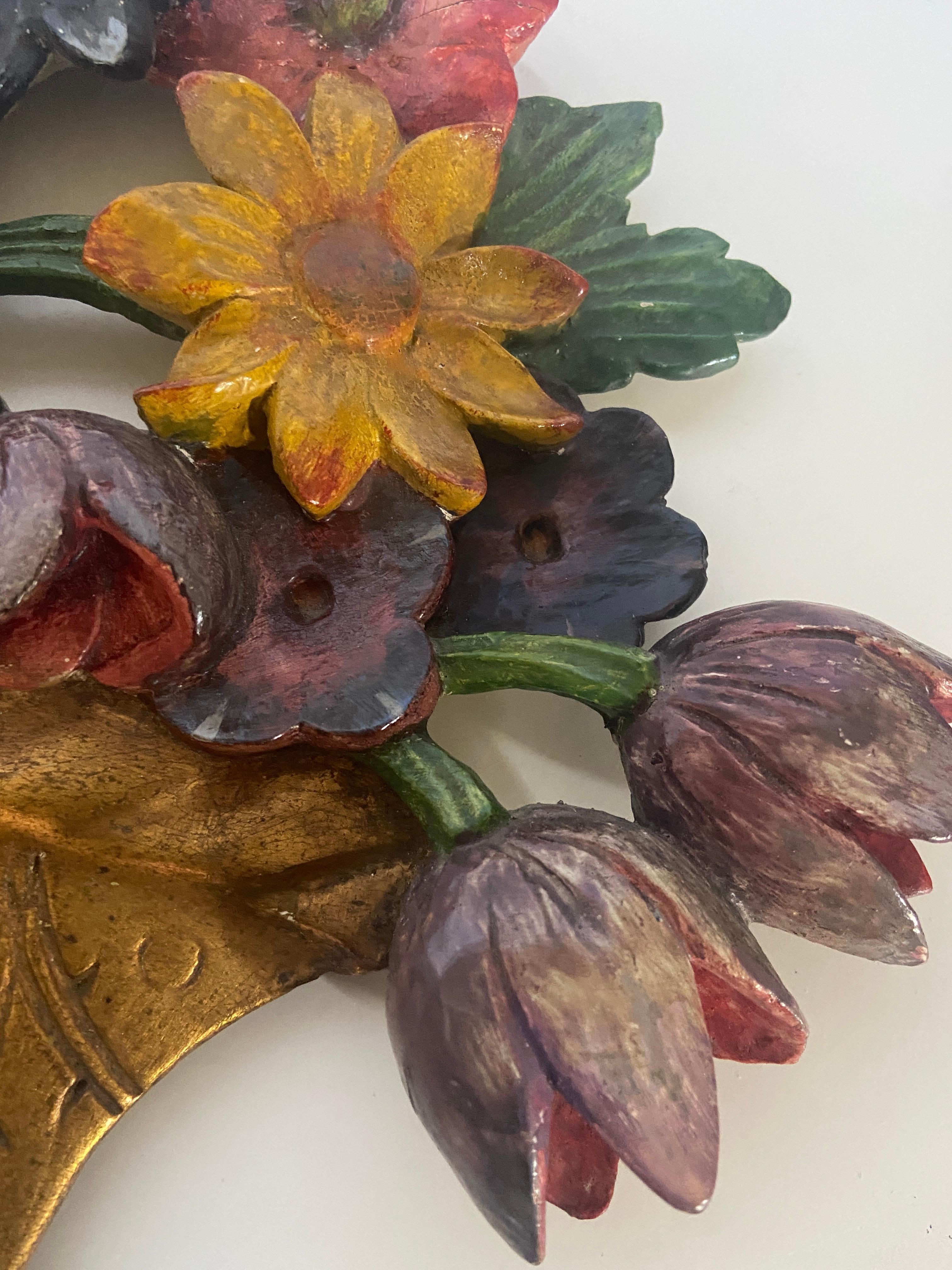 Milieu du XXe siècle Un panier floral sculpté des années 1930, appliqué ou suspendu au mur. en vente