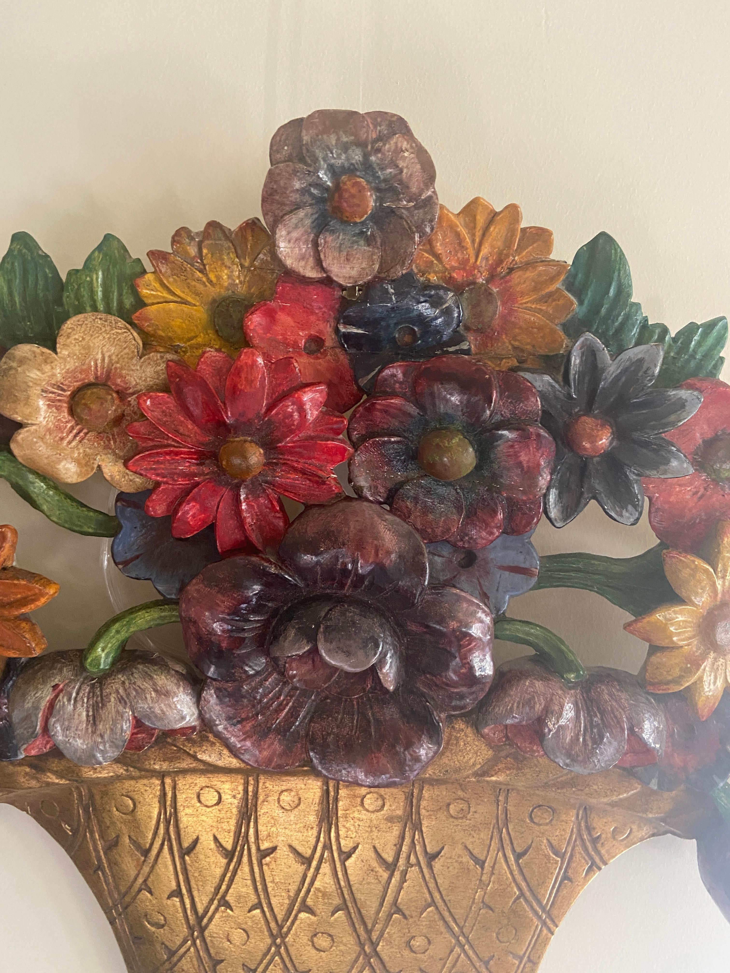 Bois Un panier floral sculpté des années 1930, appliqué ou suspendu au mur. en vente
