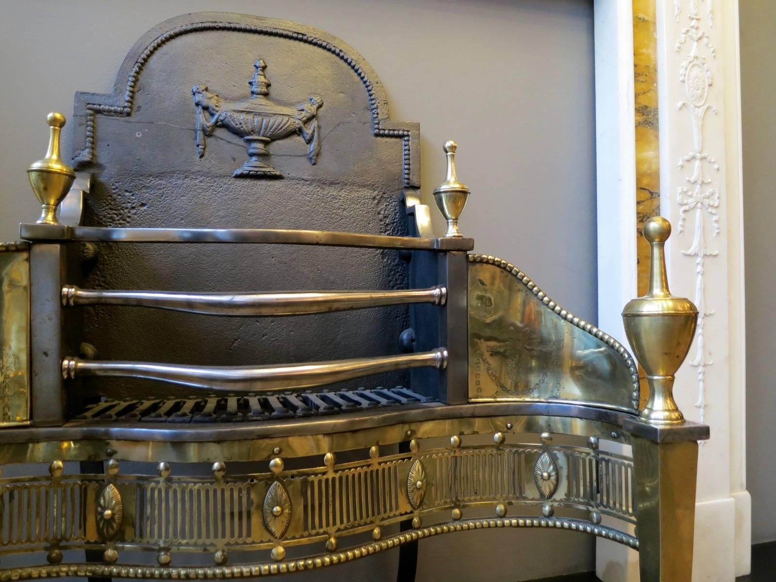 Georgien Grille de cheminée anglaise du 19ème siècle en laiton et acier en vente