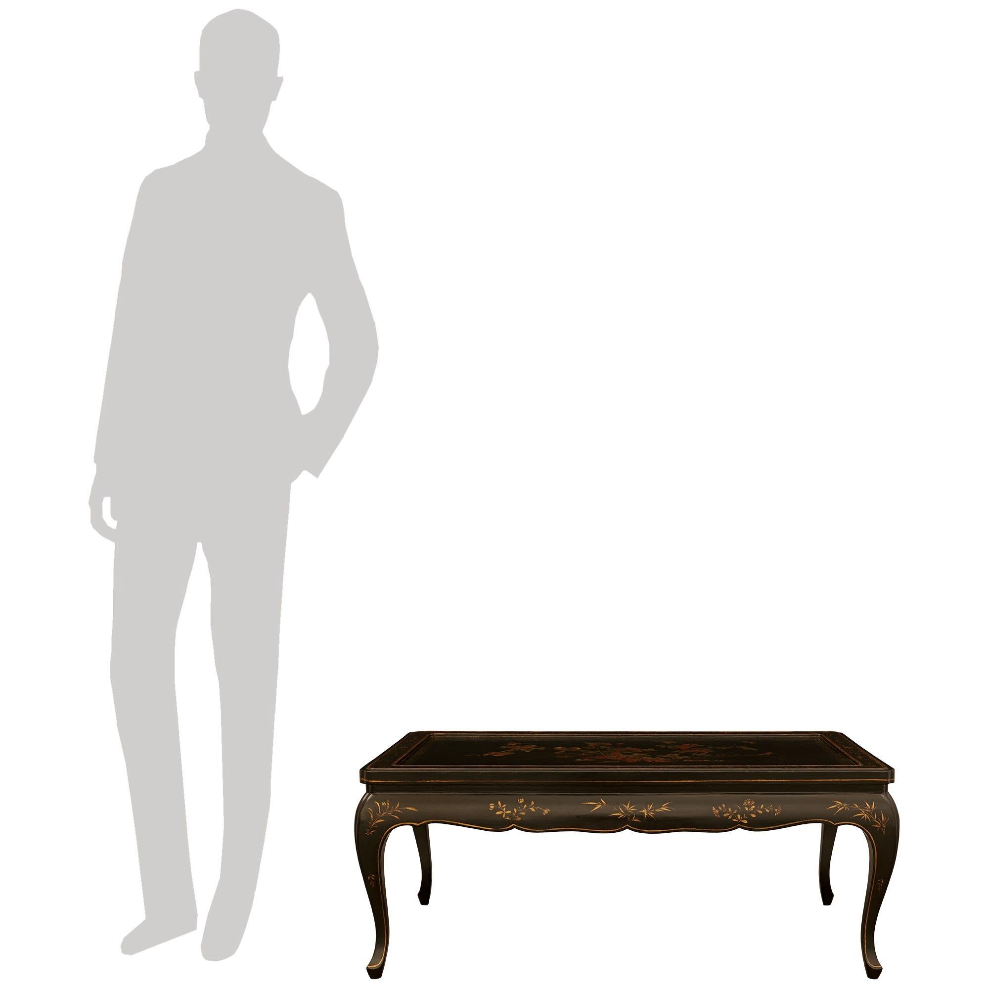 Un tavolino di alta qualità e molto decorativo in lacca giapponese e doratura del XIX secolo. Questo elegante tavolo è sollevato da quattro gambe cabriole con bordi esterni dorati, che seguono il fregio smerlato. La parte superiore di ogni gamba è