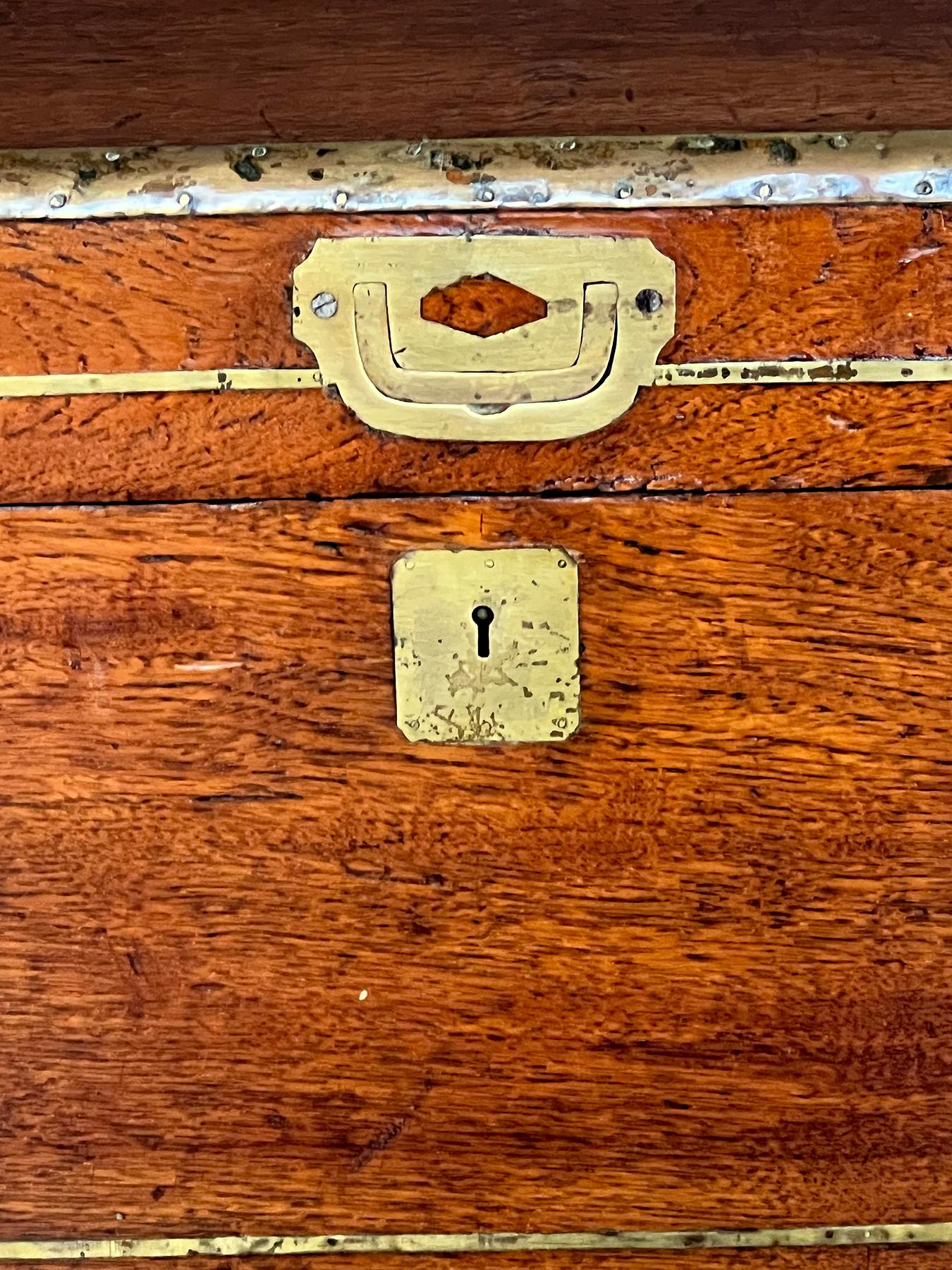 Mogano Un baule/cassa da Campaigner inglese del XIX secolo in mogano con dettagli in ottone in vendita