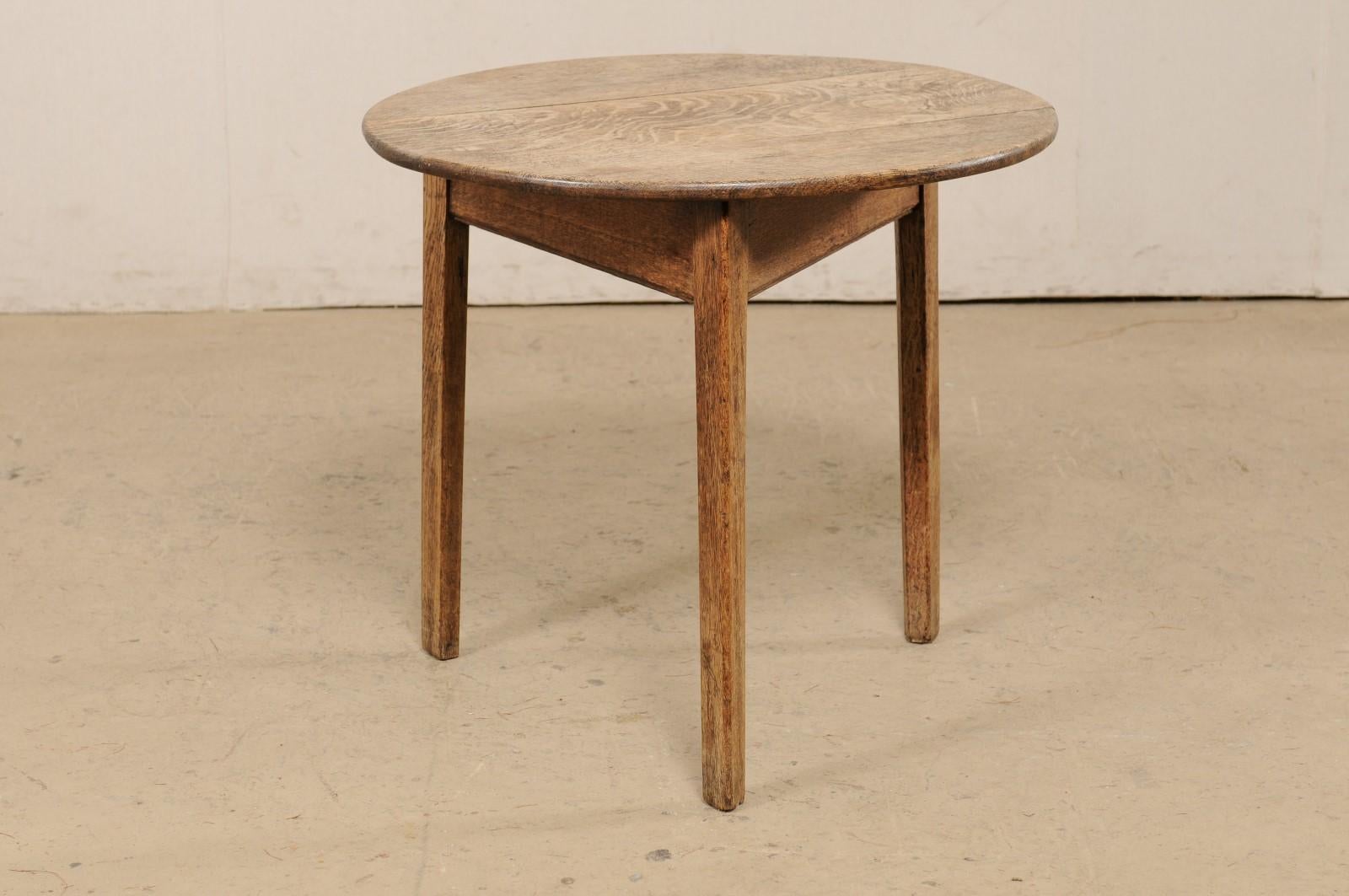English Round Oak Wood Occasional Table from the 19th Century 7