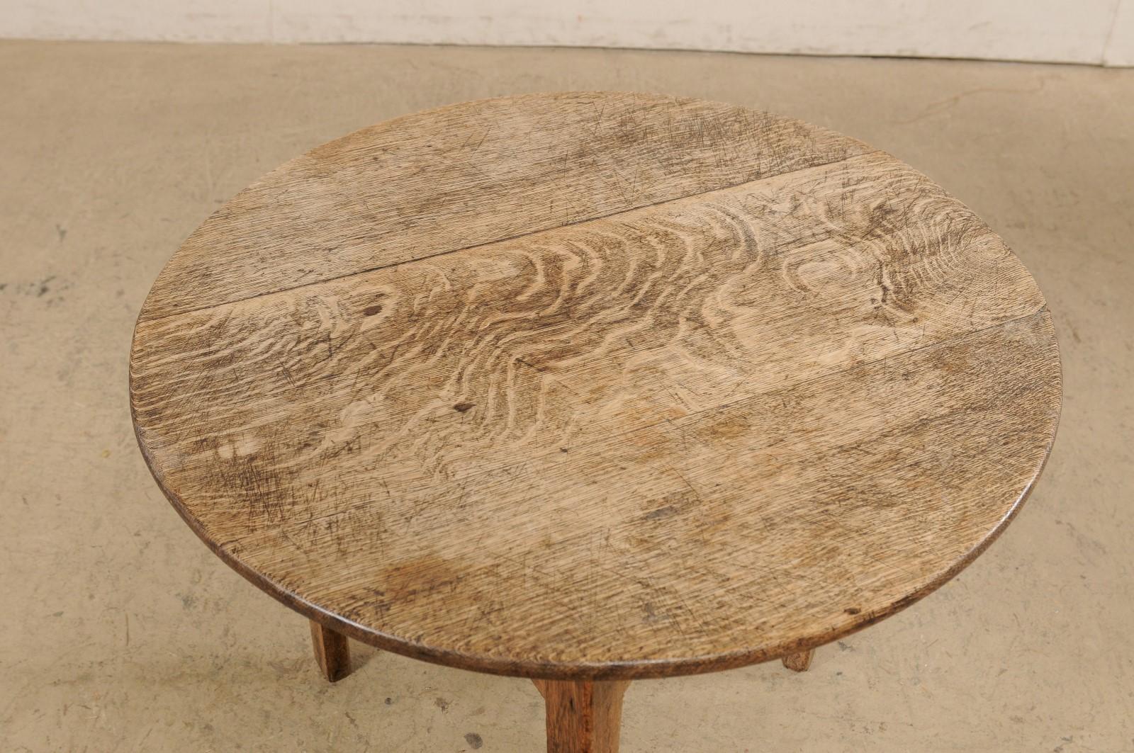 English Round Oak Wood Occasional Table from the 19th Century 8