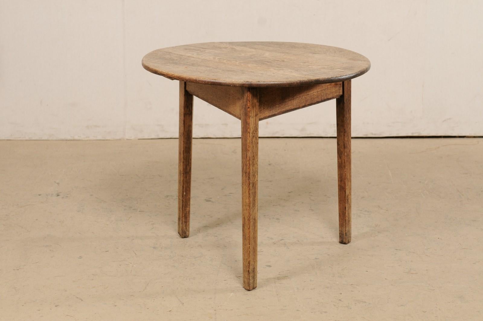 English Round Oak Wood Occasional Table from the 19th Century In Good Condition In Atlanta, GA