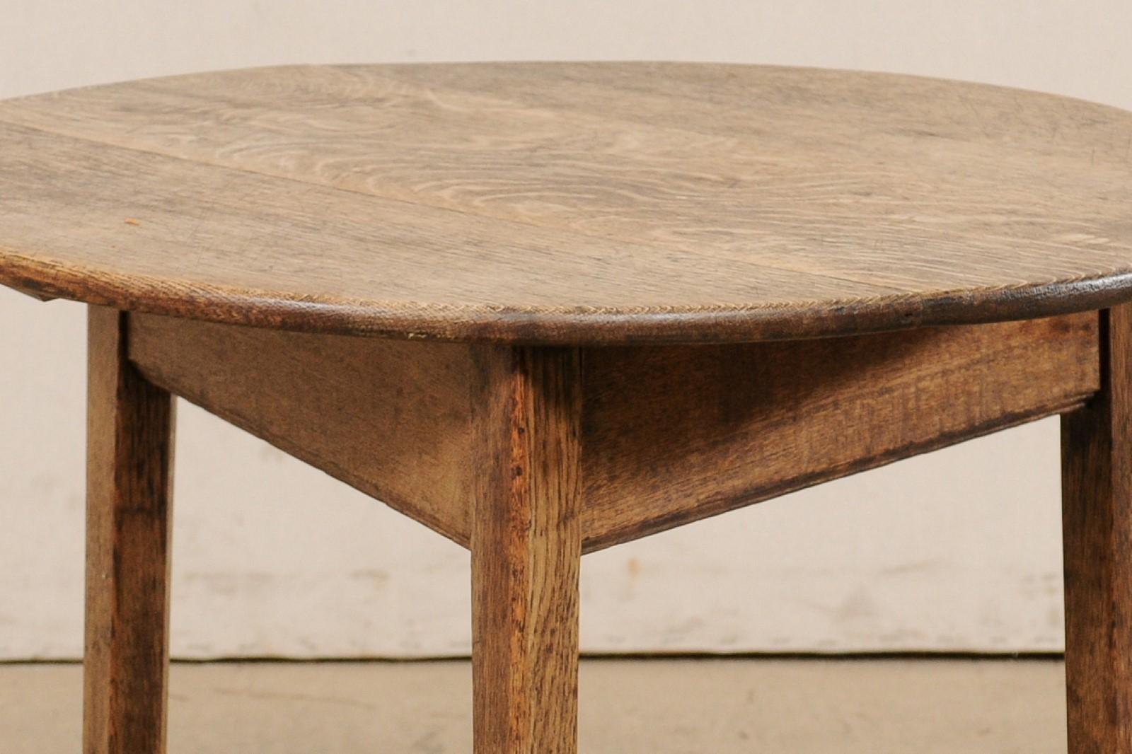 English Round Oak Wood Occasional Table from the 19th Century 1