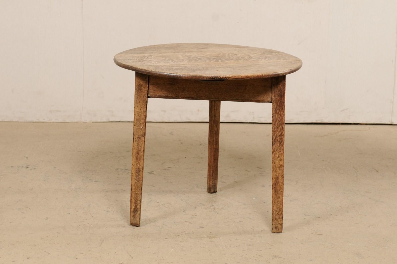 English Round Oak Wood Occasional Table from the 19th Century 3