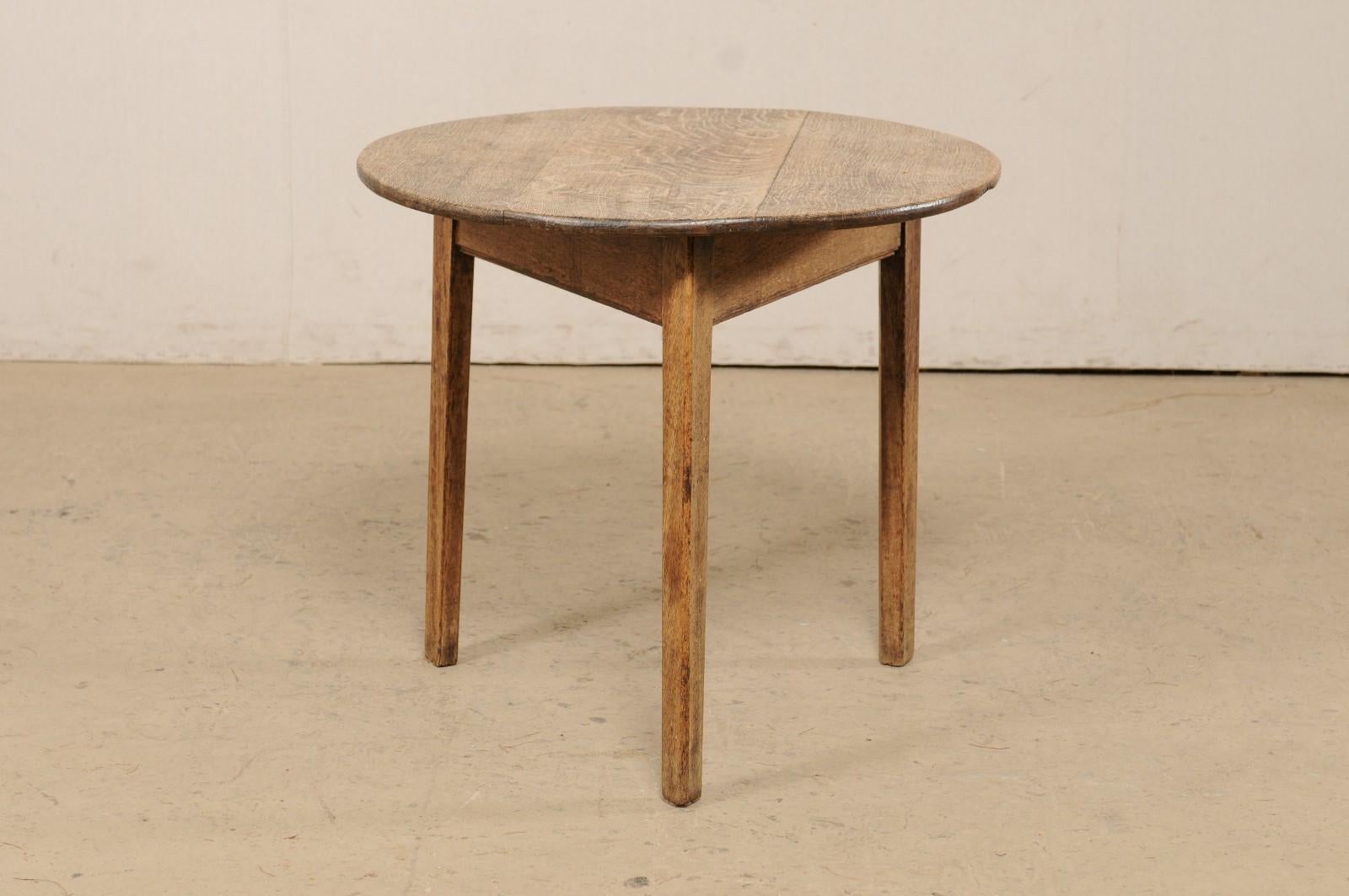 English Round Oak Wood Occasional Table from the 19th Century 4