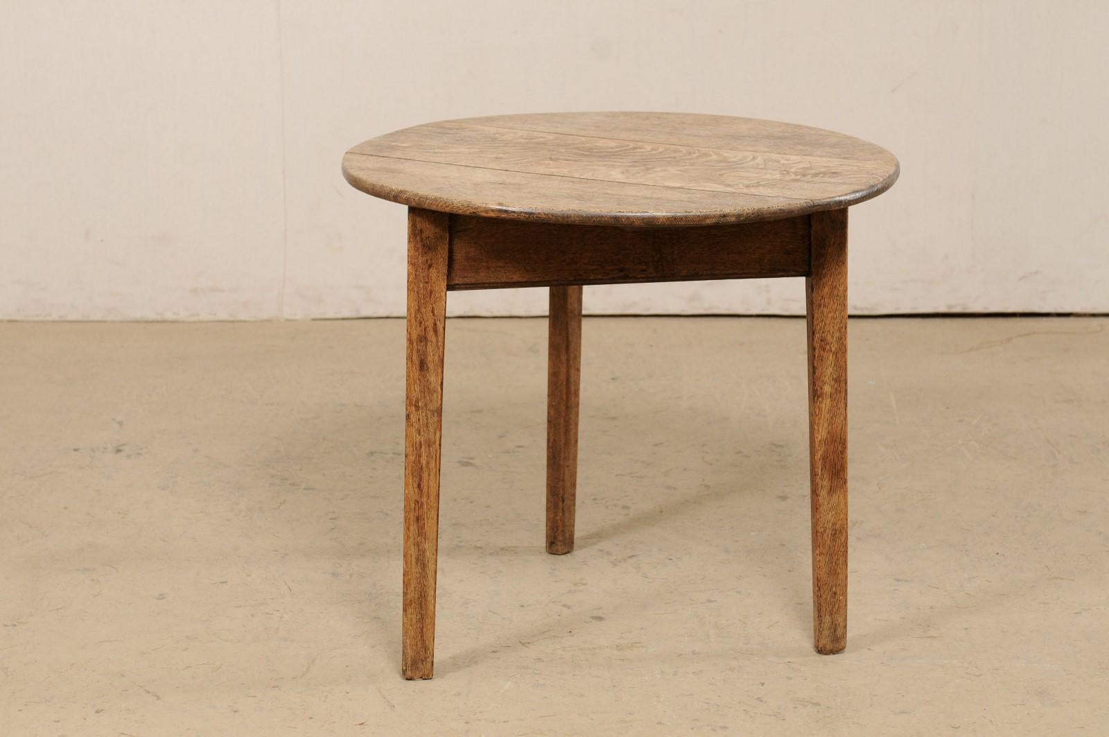 English Round Oak Wood Occasional Table from the 19th Century 5