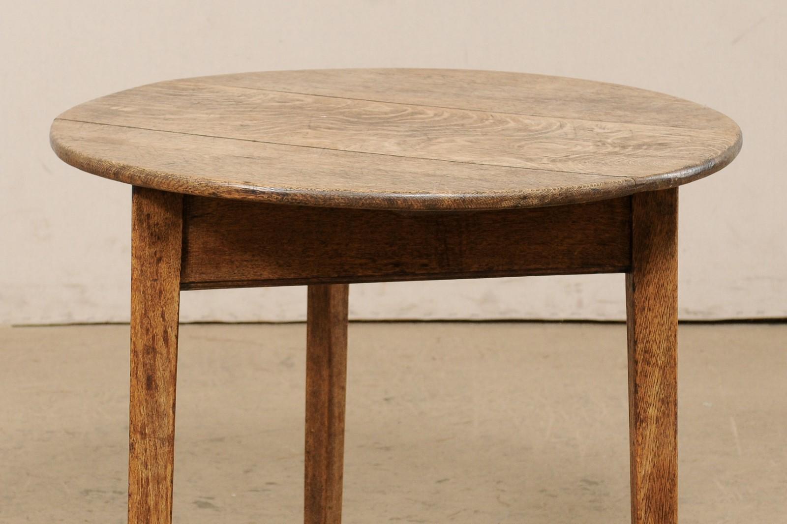 English Round Oak Wood Occasional Table from the 19th Century 6