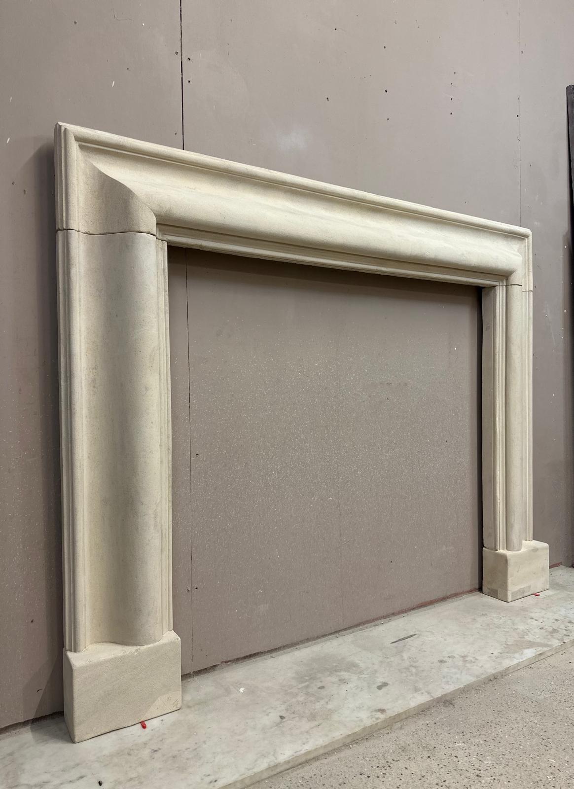 Una antigua repisa de chimenea inglesa de piedra Ancaster Bolection Georgiano en venta