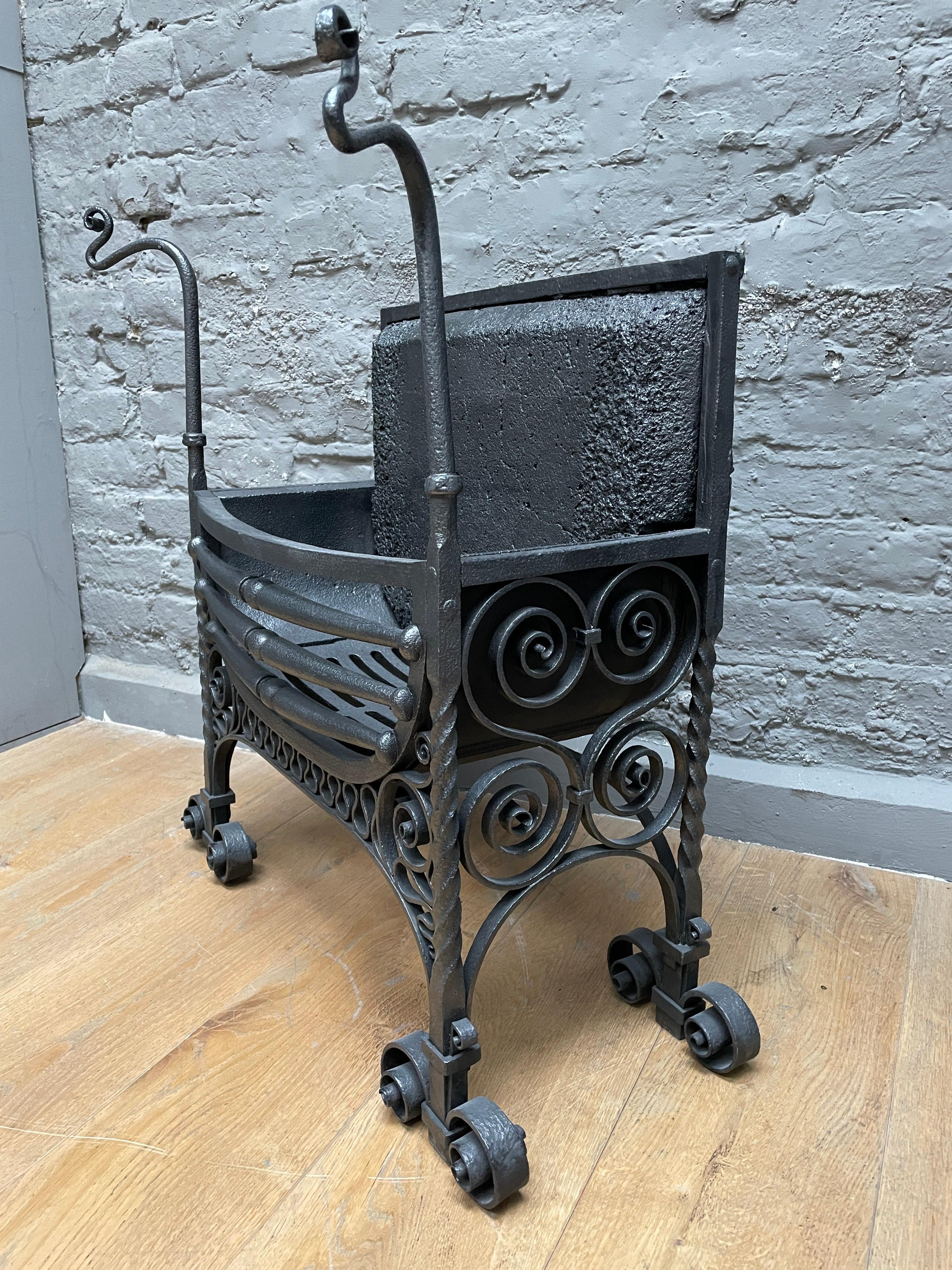 An English Antique Arts & Crafts Wrought Iron Fire Grate In Good Condition For Sale In London, GB