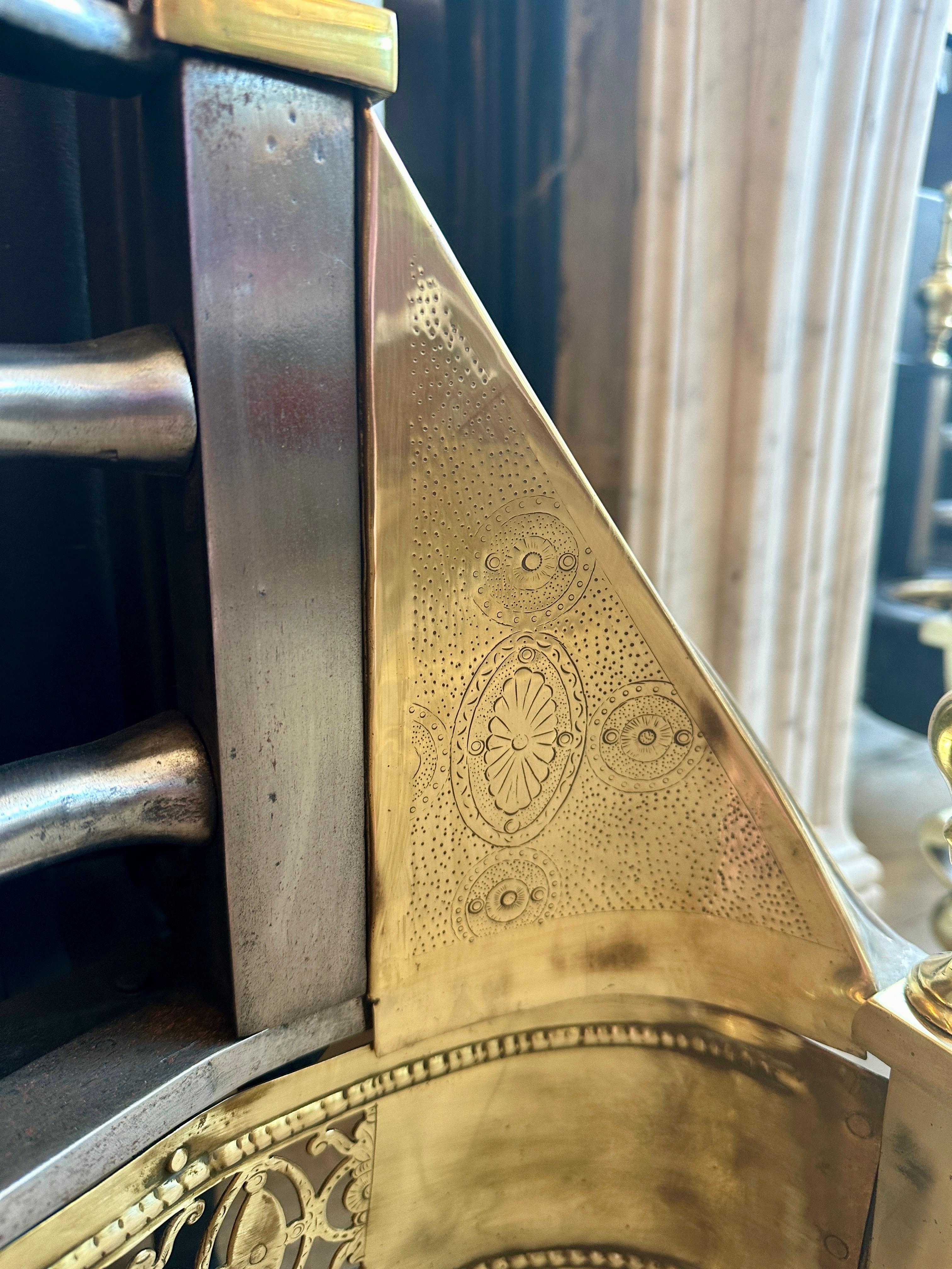 An English Antique Fire Grate In Engraved Brass And Polished Steel For Sale 5