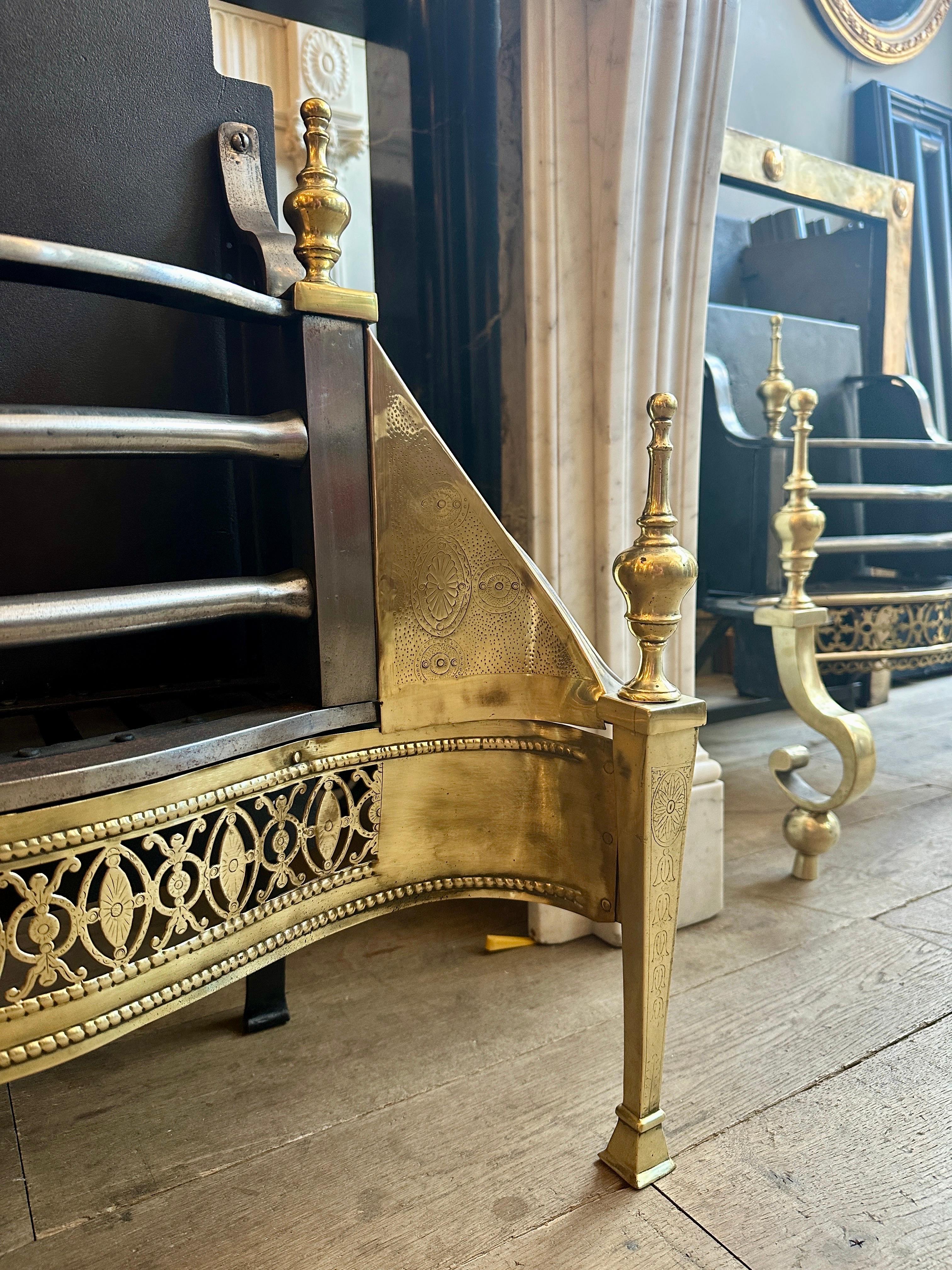 An English Antique Fire Grate In Engraved Brass And Polished Steel In Good Condition For Sale In London, GB
