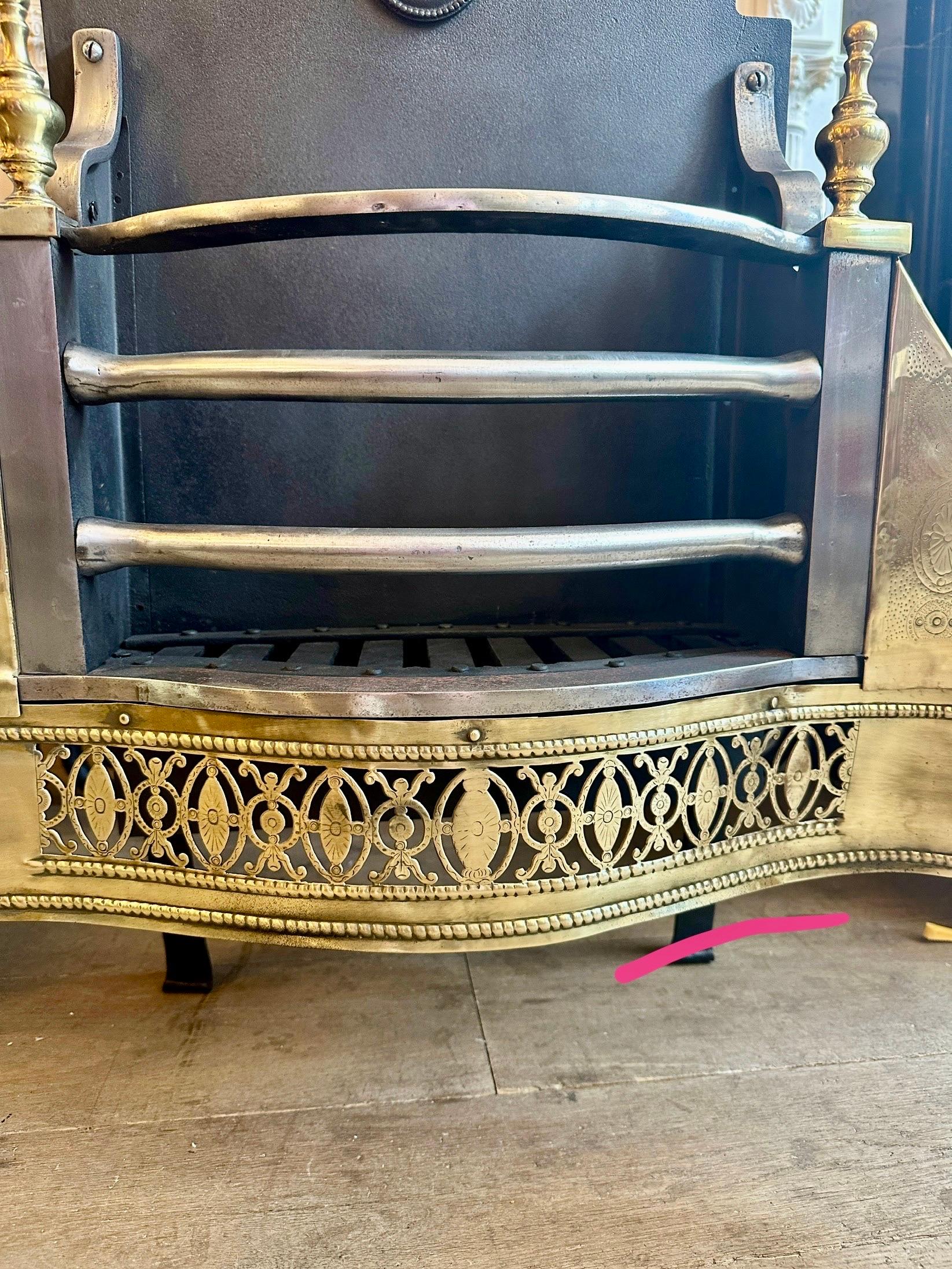 Mid-19th Century An English Antique Fire Grate In Engraved Brass And Polished Steel For Sale