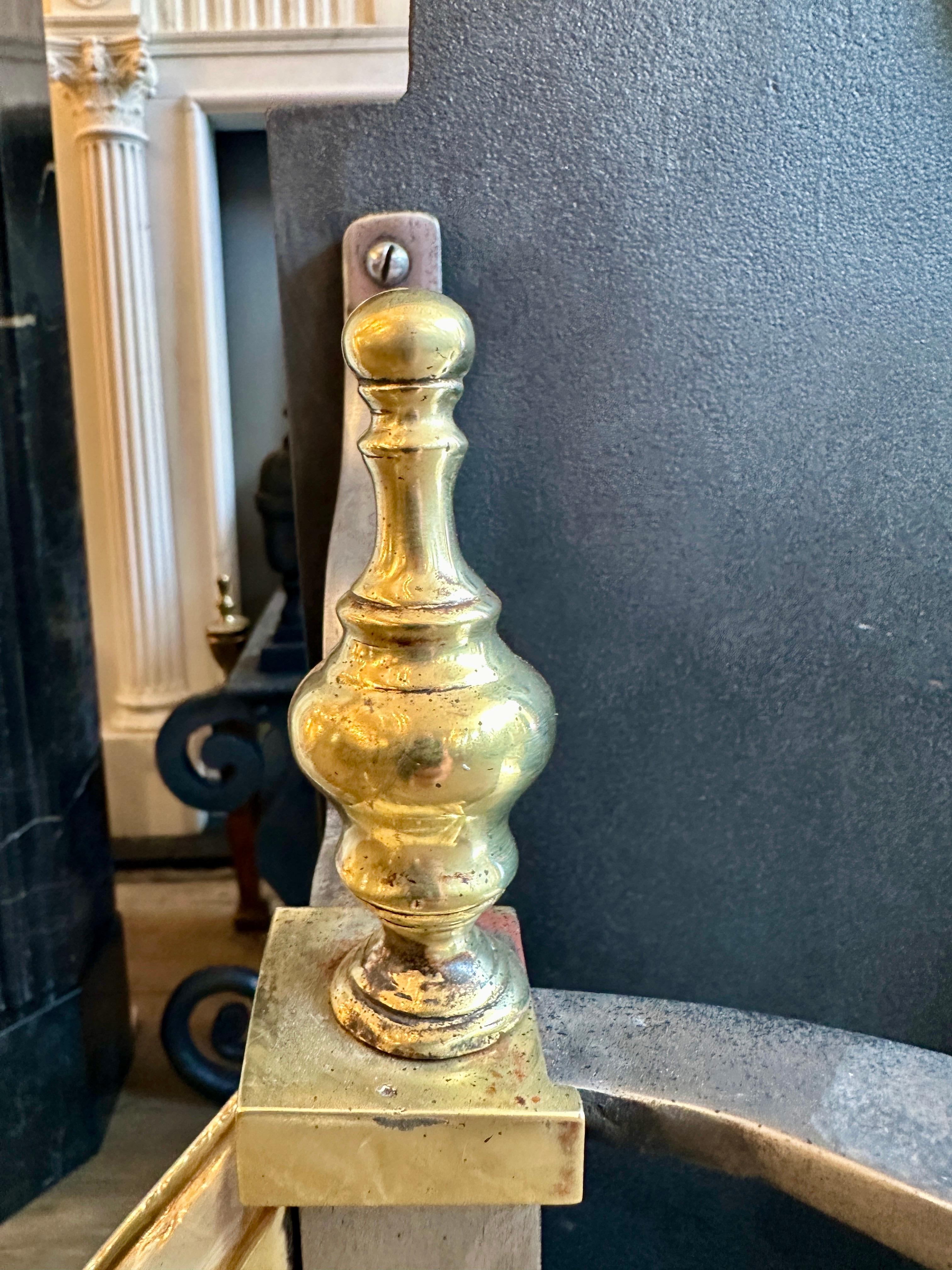 An English Antique Fire Grate In Engraved Brass And Polished Steel For Sale 2