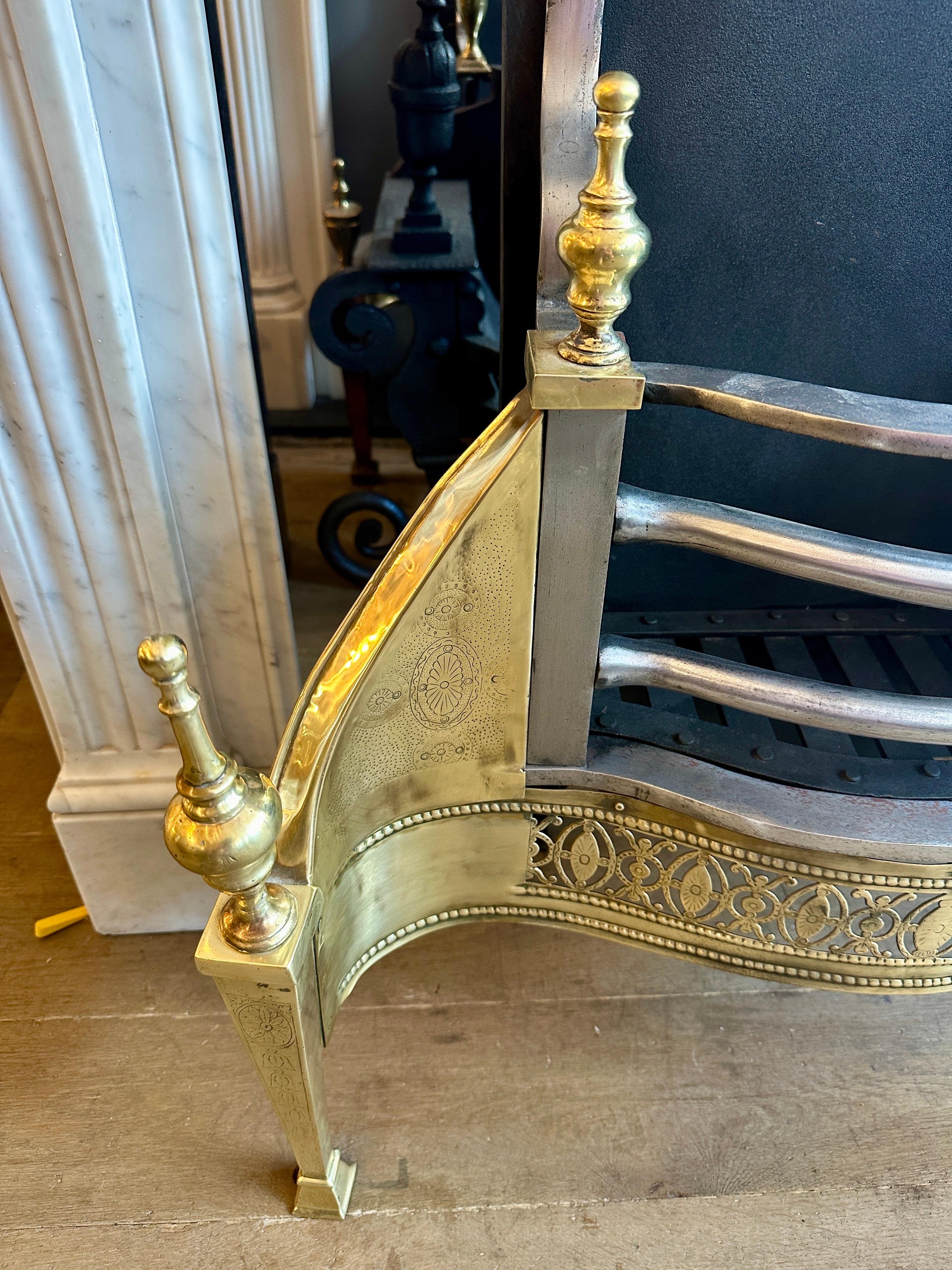 An English Antique Fire Grate In Engraved Brass And Polished Steel For Sale 3