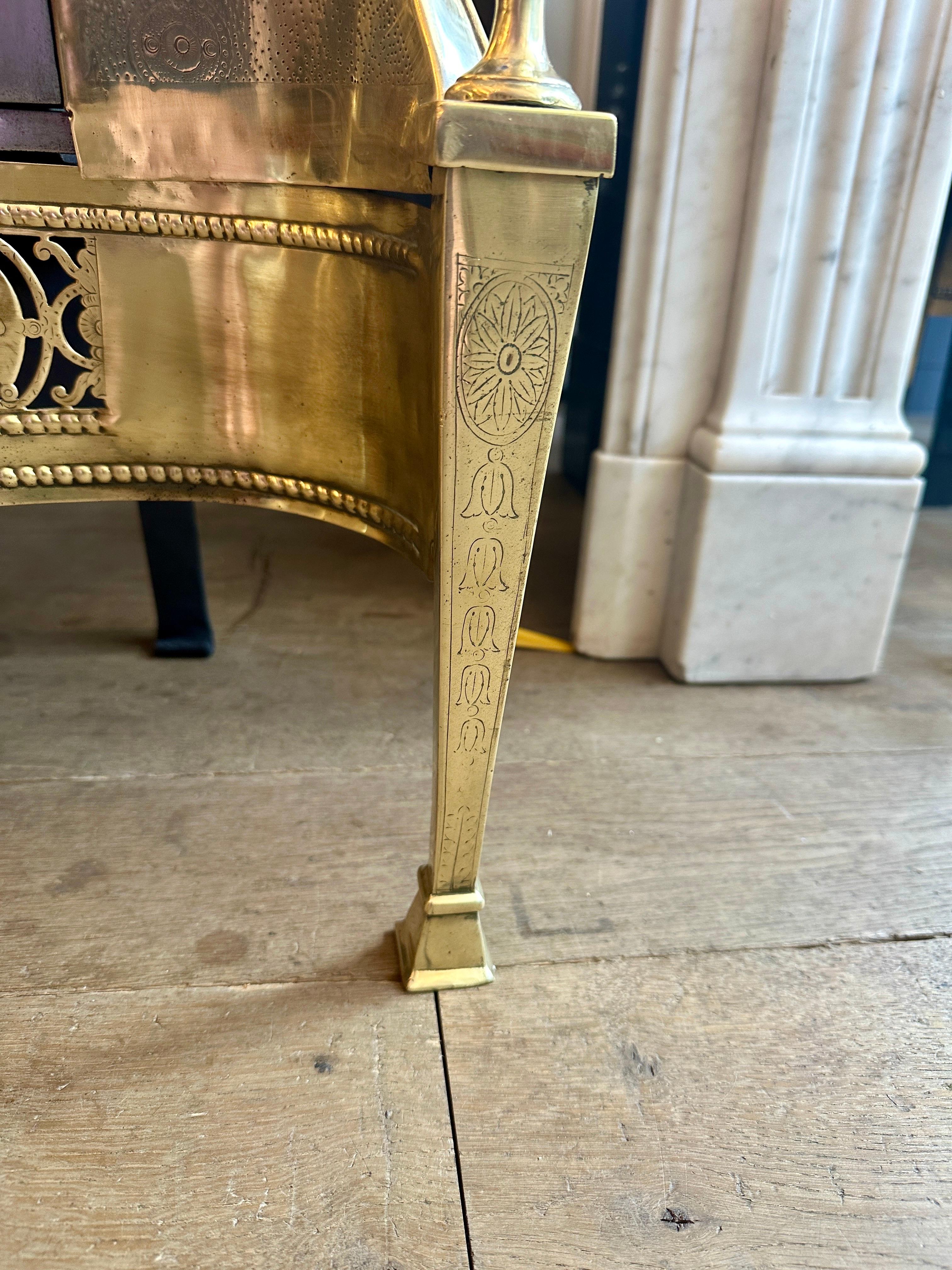 An English Antique Fire Grate In Engraved Brass And Polished Steel For Sale 4