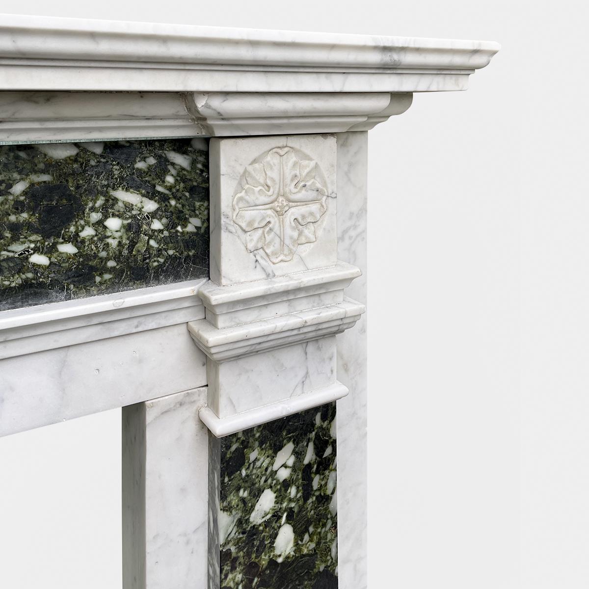 An English Antique Georgian Style Marble Fireplace Mantel  In Good Condition For Sale In London, GB