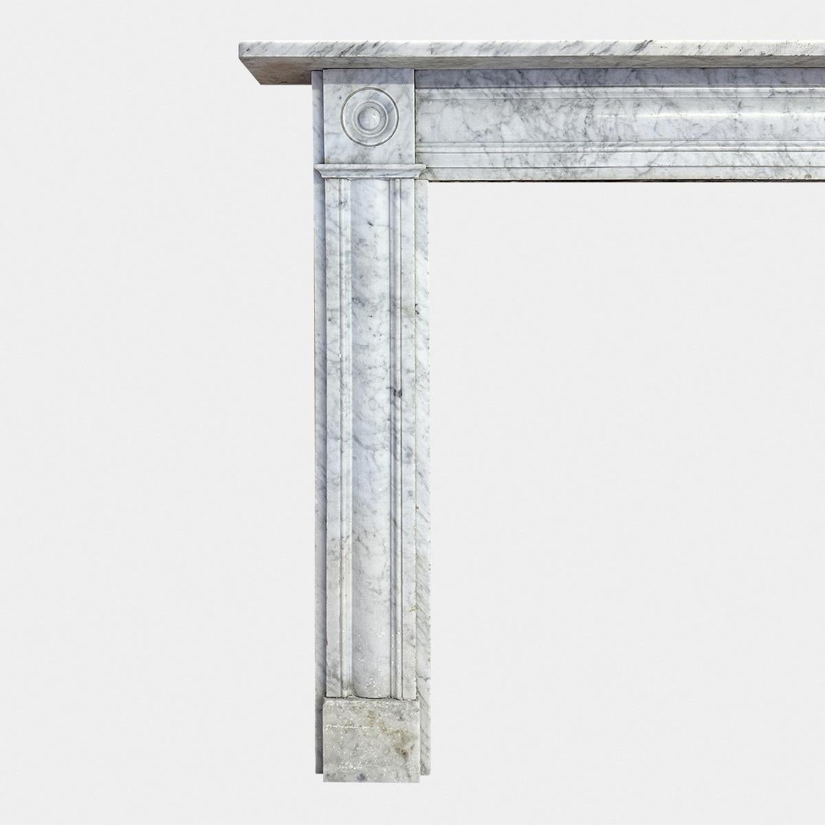 An English Antique Regency Period Carrara Marble Fireplace Mantel In Good Condition For Sale In London, GB