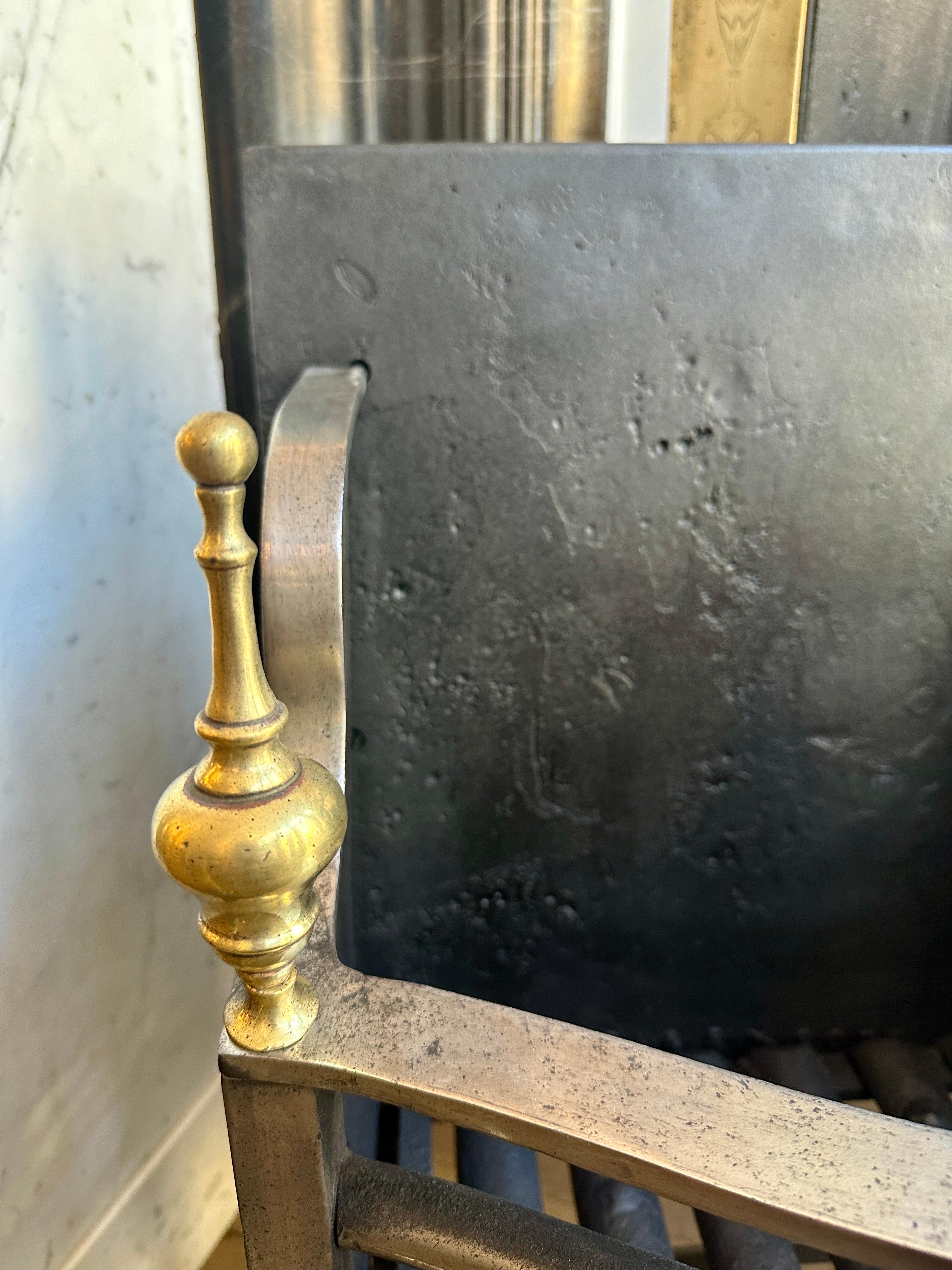 An English Antique Steel and Brass 19th Century Fire Grate In Good Condition For Sale In London, GB