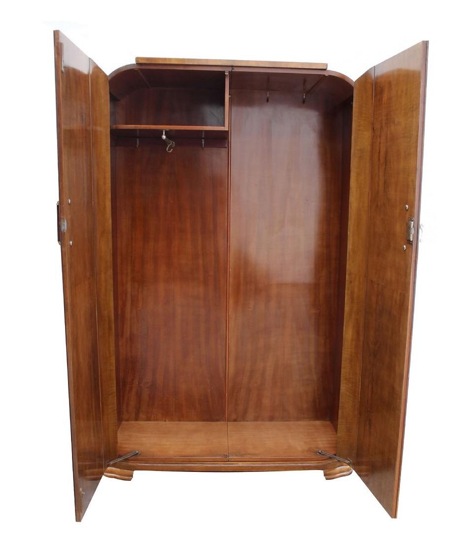 Englischer Art-déco-Kleiderschrank aus Nussbaumholz mit zwei Türen, um 1930 (Art déco) im Angebot