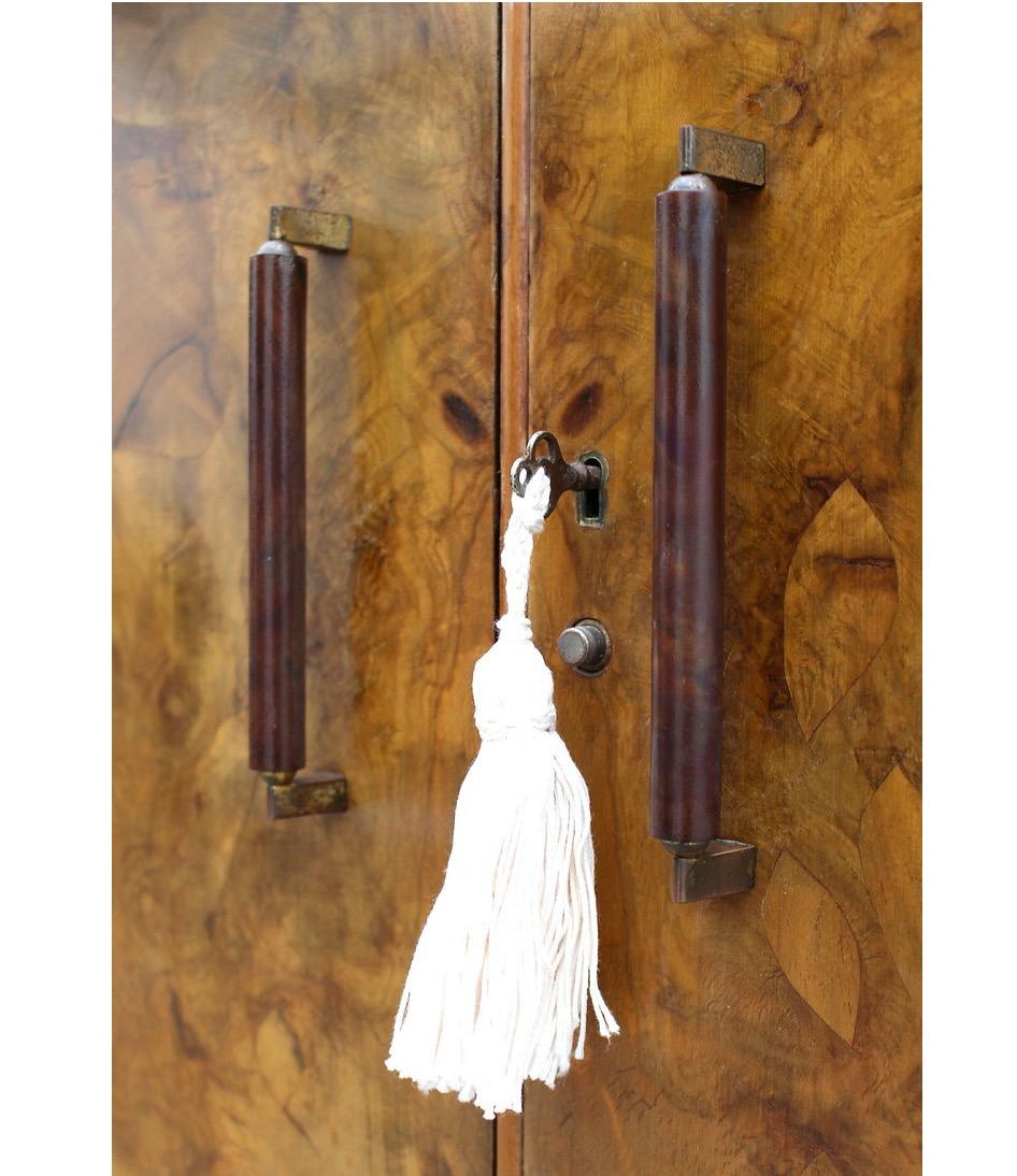 Englischer Art-déco-Kleiderschrank aus Nussbaumholz mit zwei Türen, um 1930 im Zustand „Gut“ im Angebot in Barnstaple, GB