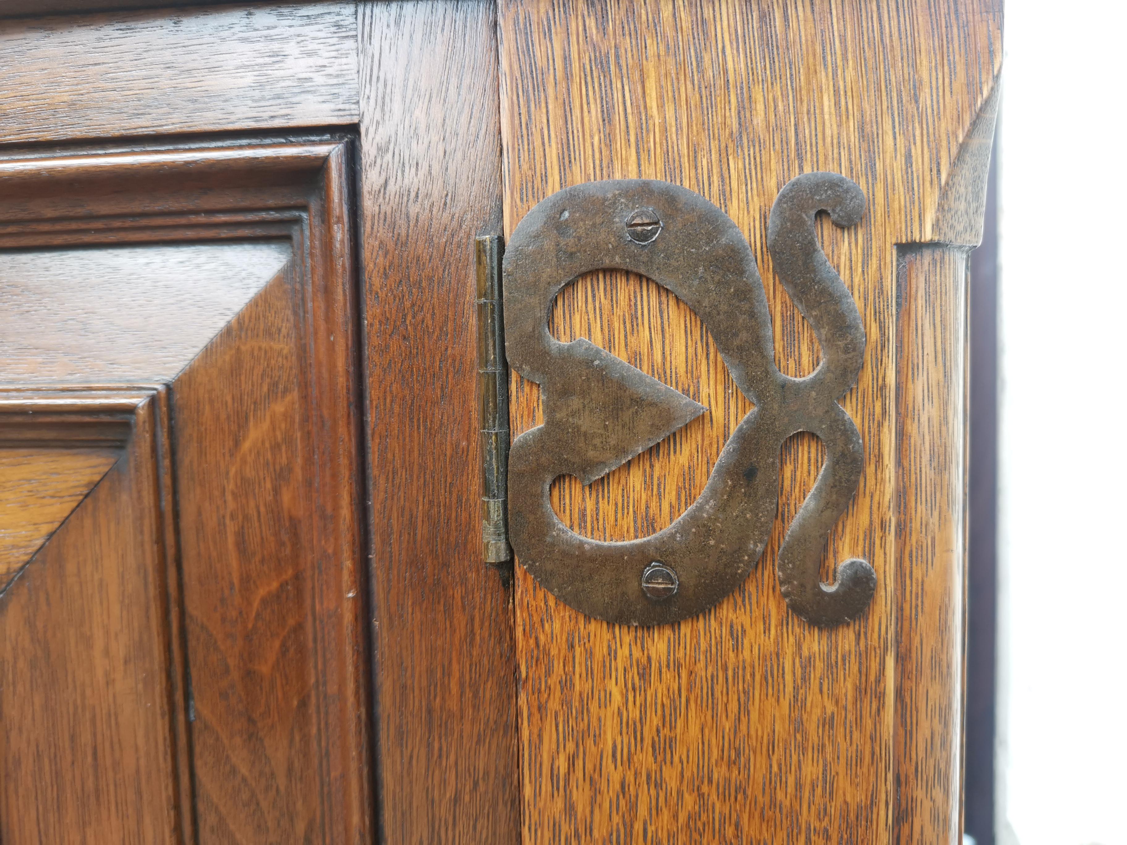 Artesanía inglesa, armario de corte artesano con asa de herrero en venta 3