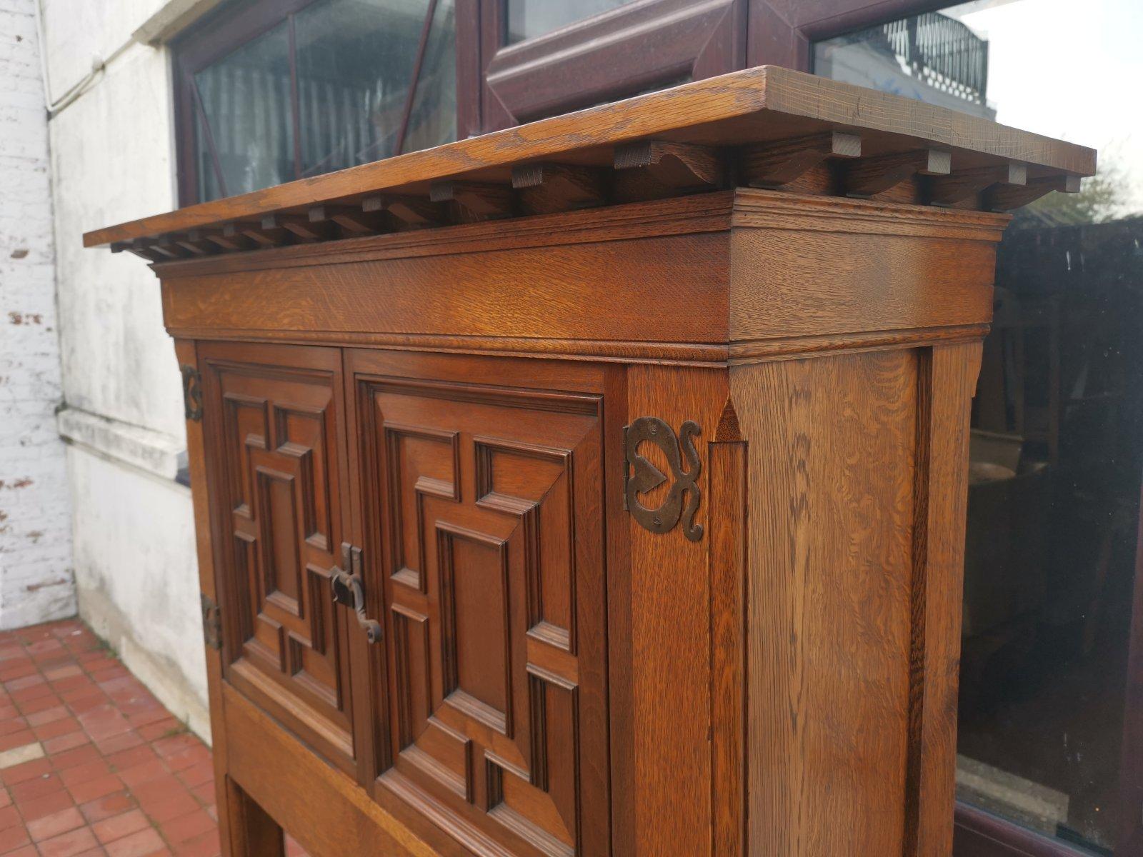Artesanía inglesa, armario de corte artesano con asa de herrero Hecho a mano en venta