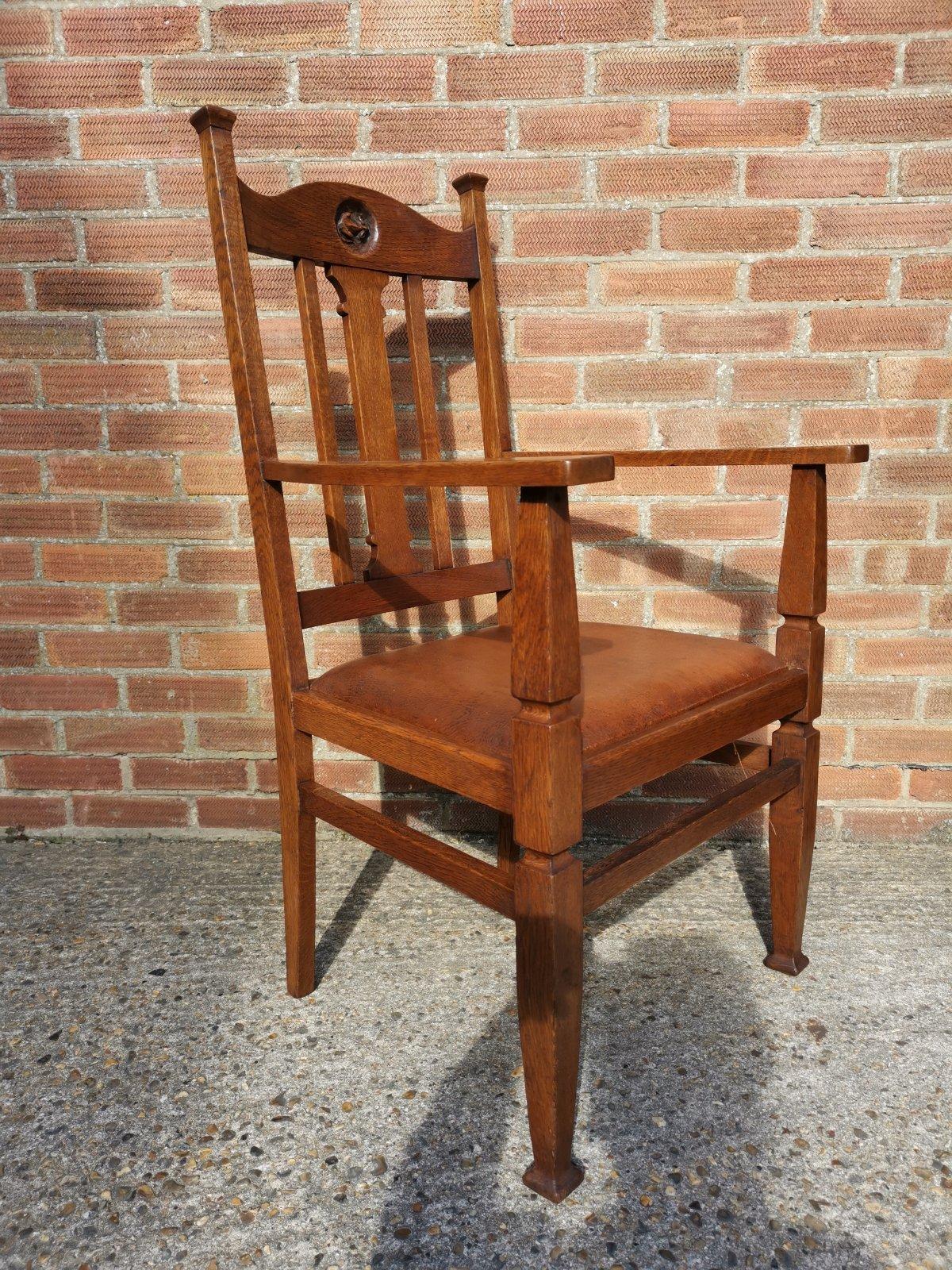 Englischer Arts and Crafts-Sessel aus Eichenholz mit geschnitztem Mausbesatz an der Kopfstütze (Handgeschnitzt) im Angebot