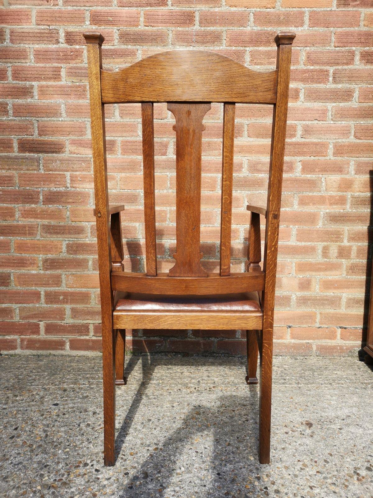 Englischer Arts and Crafts-Sessel aus Eichenholz mit geschnitztem Mausbesatz an der Kopfstütze im Zustand „Gut“ im Angebot in London, GB