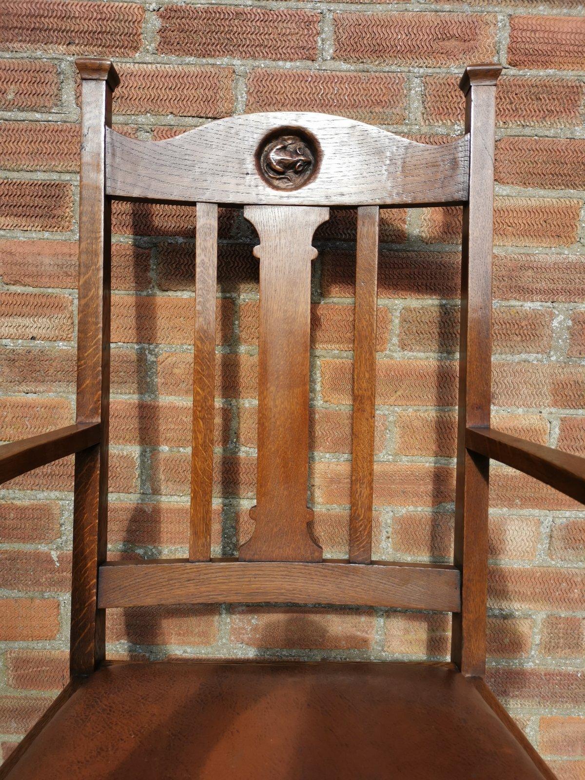 Englischer Arts and Crafts-Sessel aus Eichenholz mit geschnitztem Mausbesatz an der Kopfstütze (Frühes 20. Jahrhundert) im Angebot