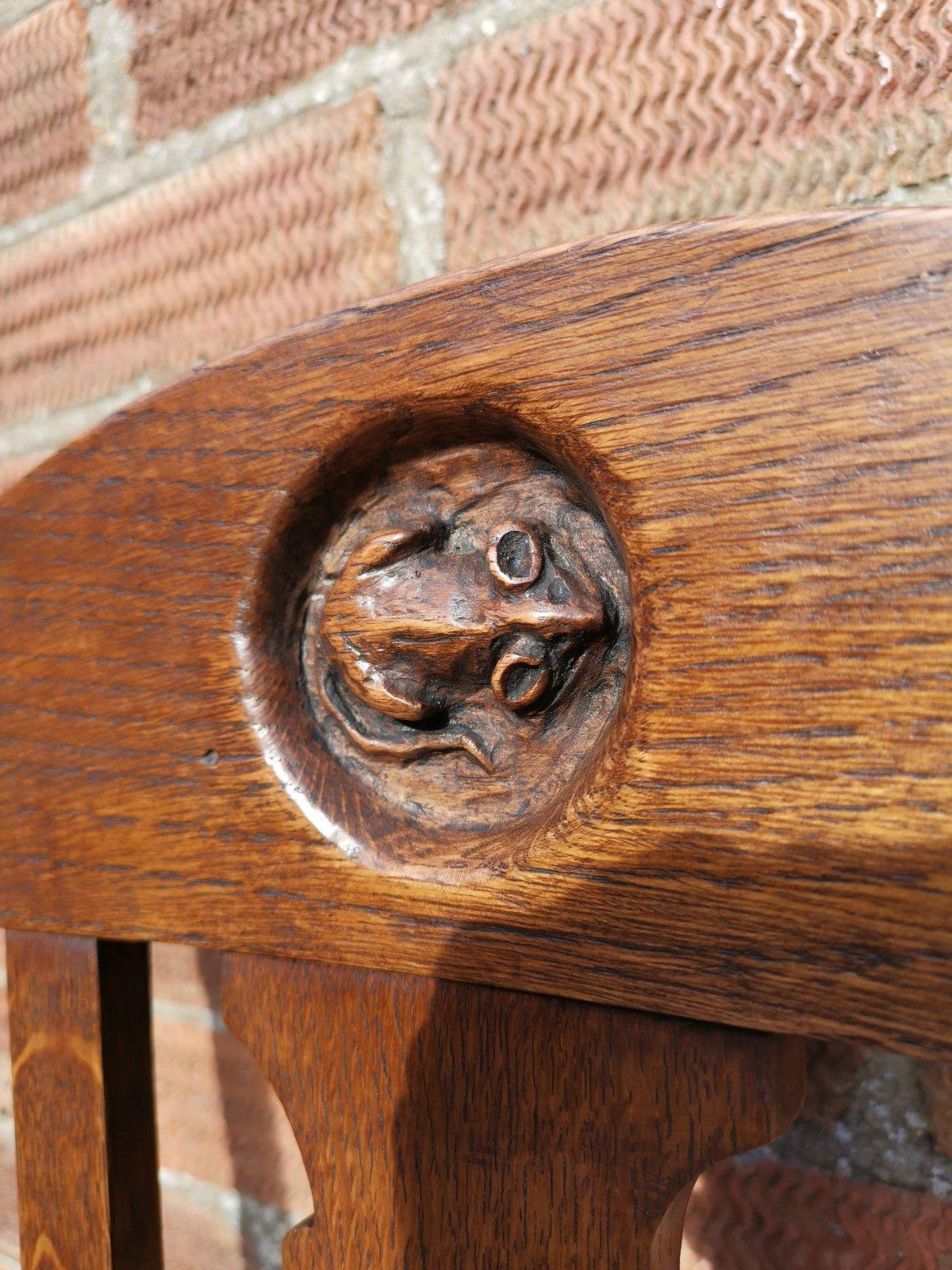 Cuir Fauteuil anglais Arts & Crafts en chêne avec une souris sculptée insérée sur le dossier en vente