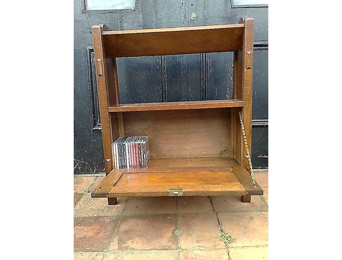 Englisches Arts and Crafts-Bücherregal aus Eichenholz mit oberflächig gewinkeltem Bücherregal im Zustand „Gut“ im Angebot in London, GB