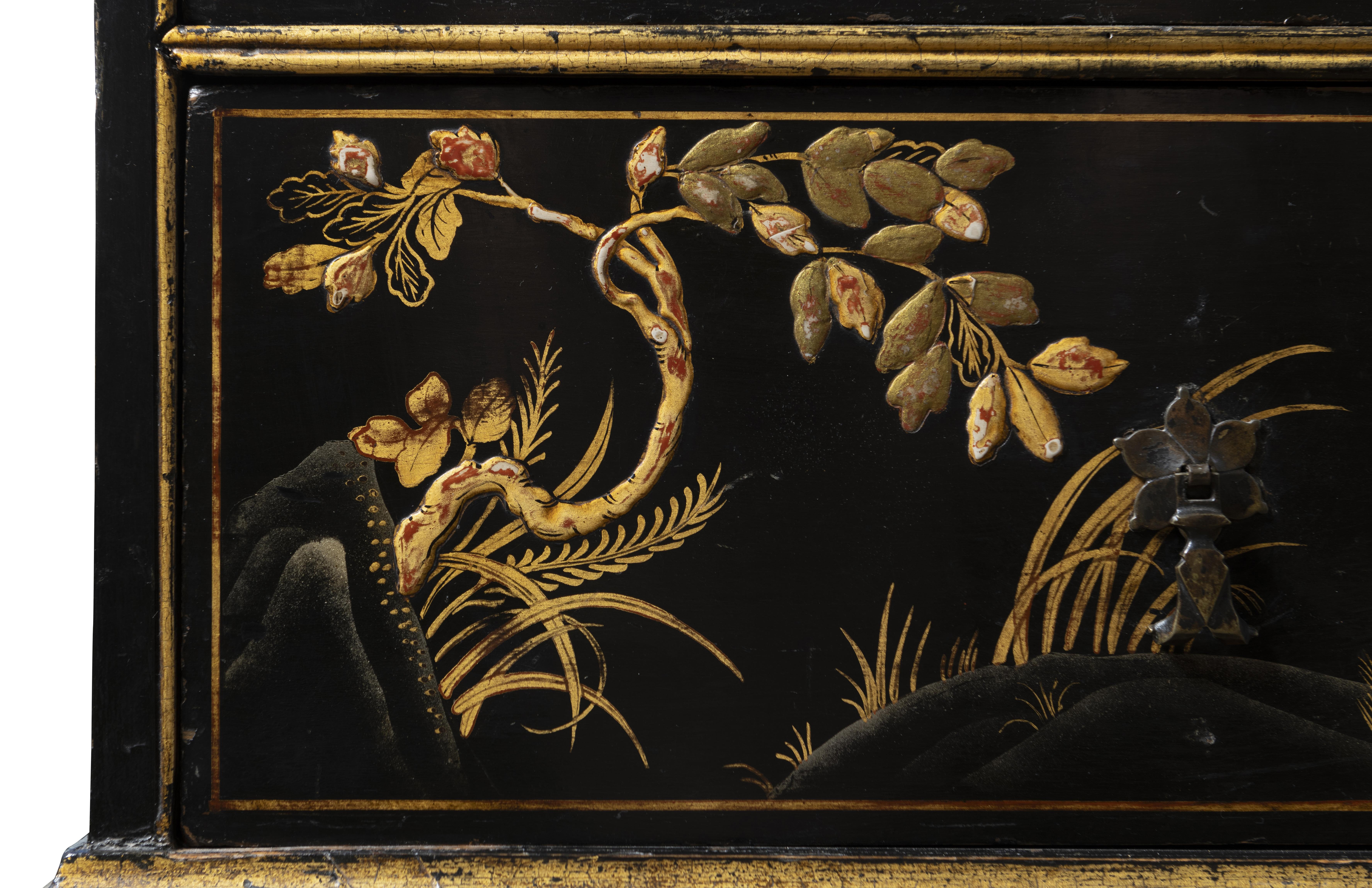 Ein englischer, schwarz lackierter Chinoiserie-Bureau-Schrank, 18. im Angebot 6