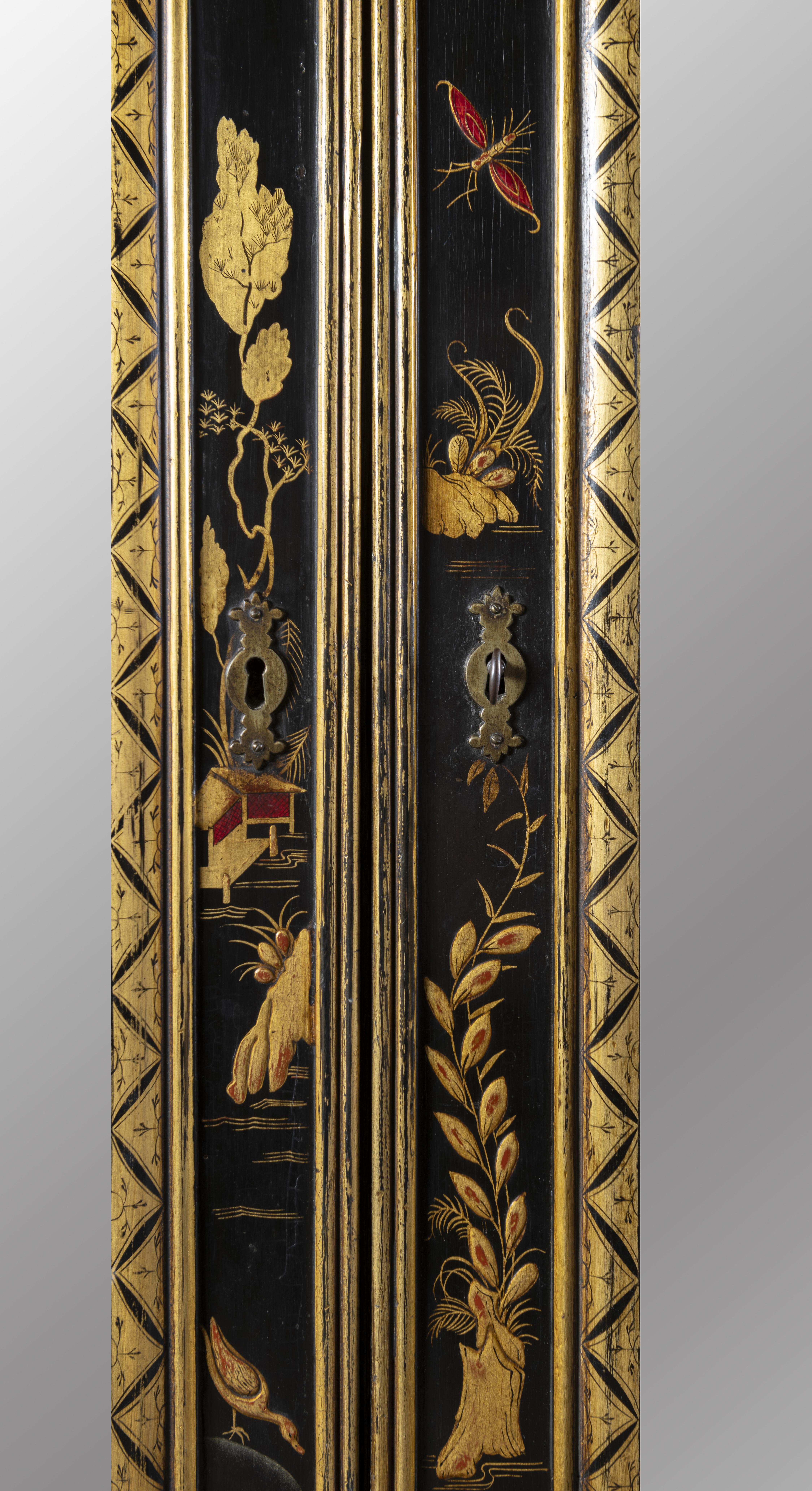 Ein englischer, schwarz lackierter Chinoiserie-Bureau-Schrank, 18. im Angebot 8