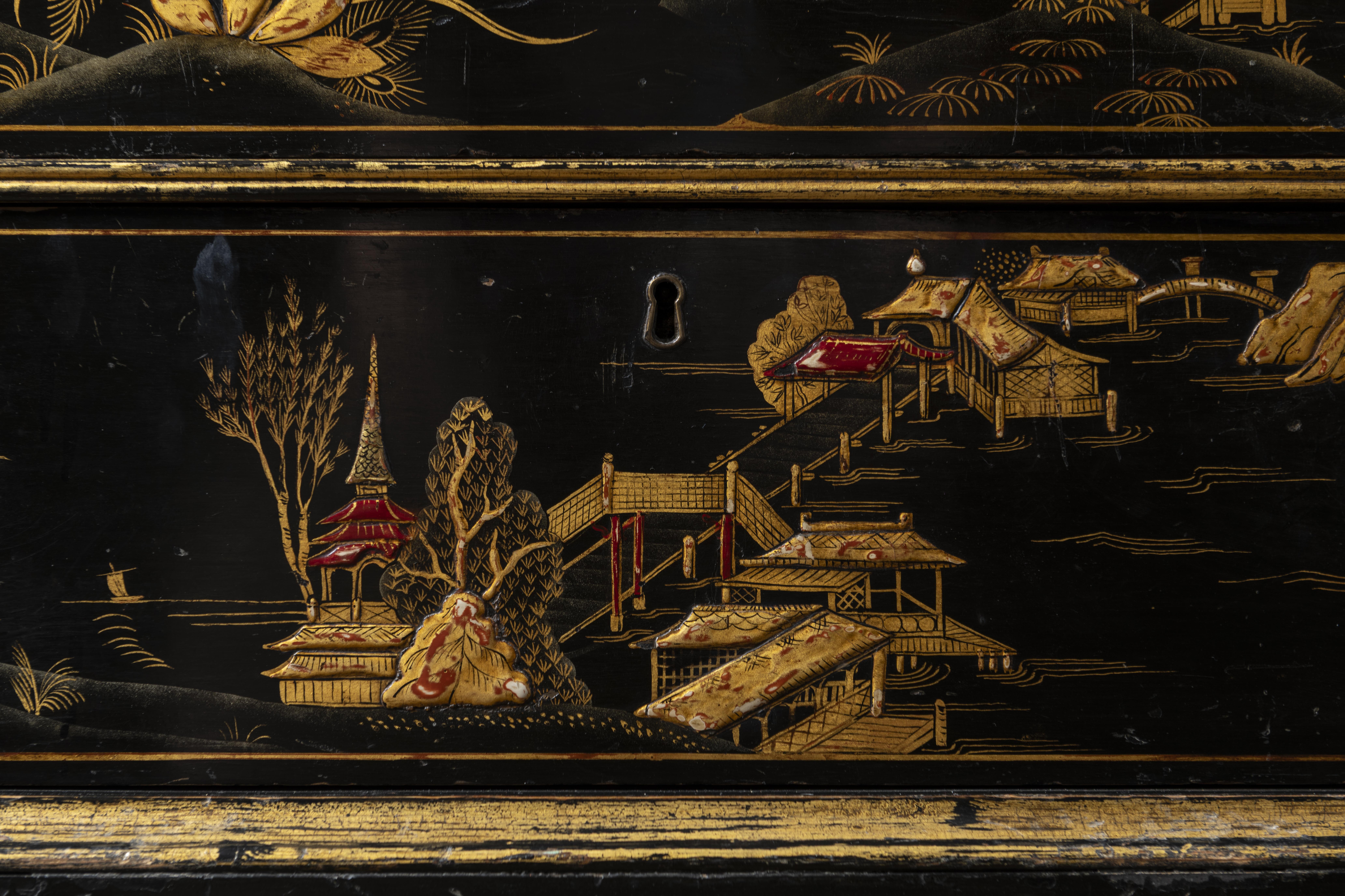 Ein englischer, schwarz lackierter Chinoiserie-Bureau-Schrank, 18. im Angebot 9