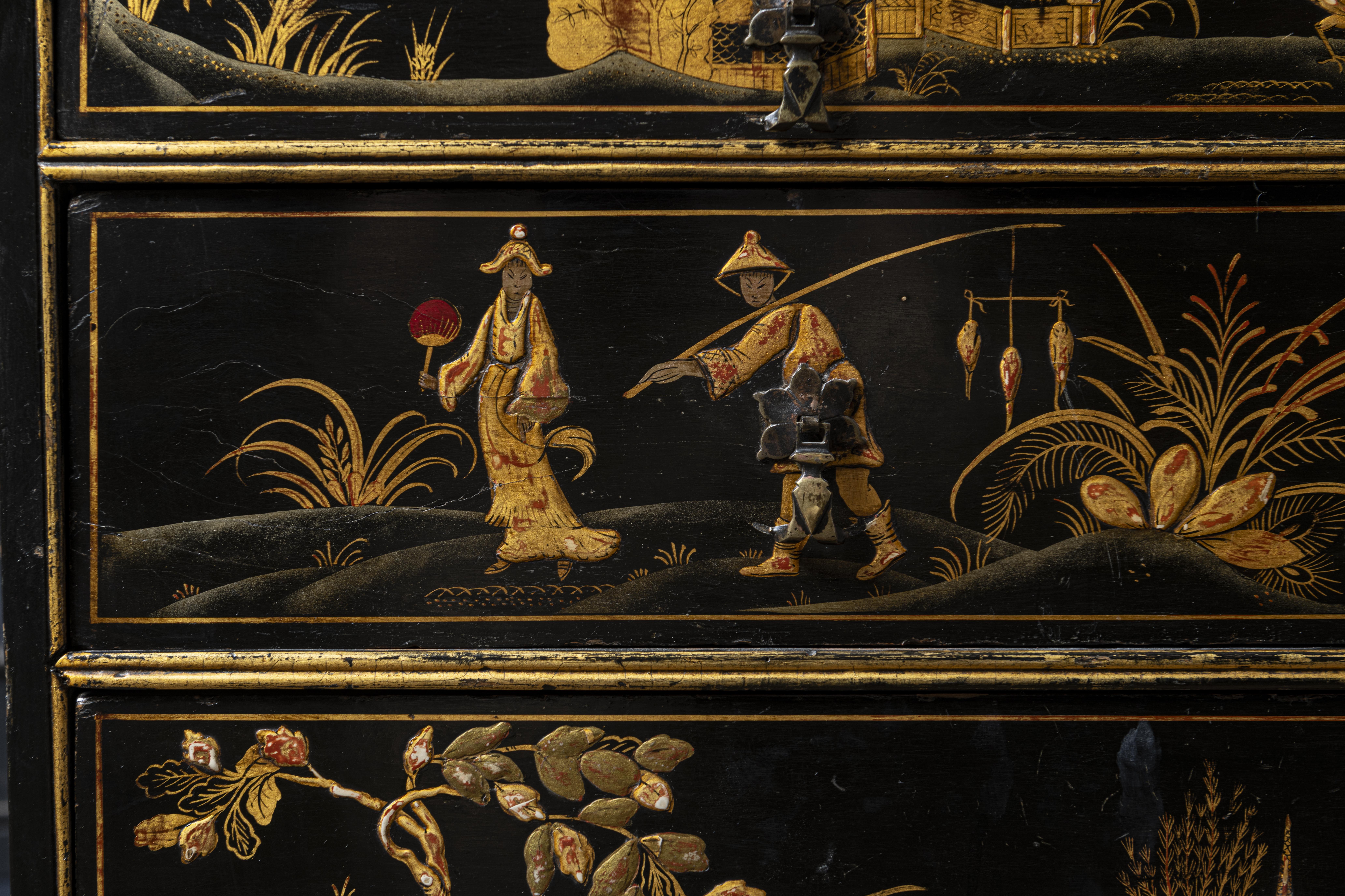 Ein englischer, schwarz lackierter Chinoiserie-Bureau-Schrank, 18. im Angebot 11