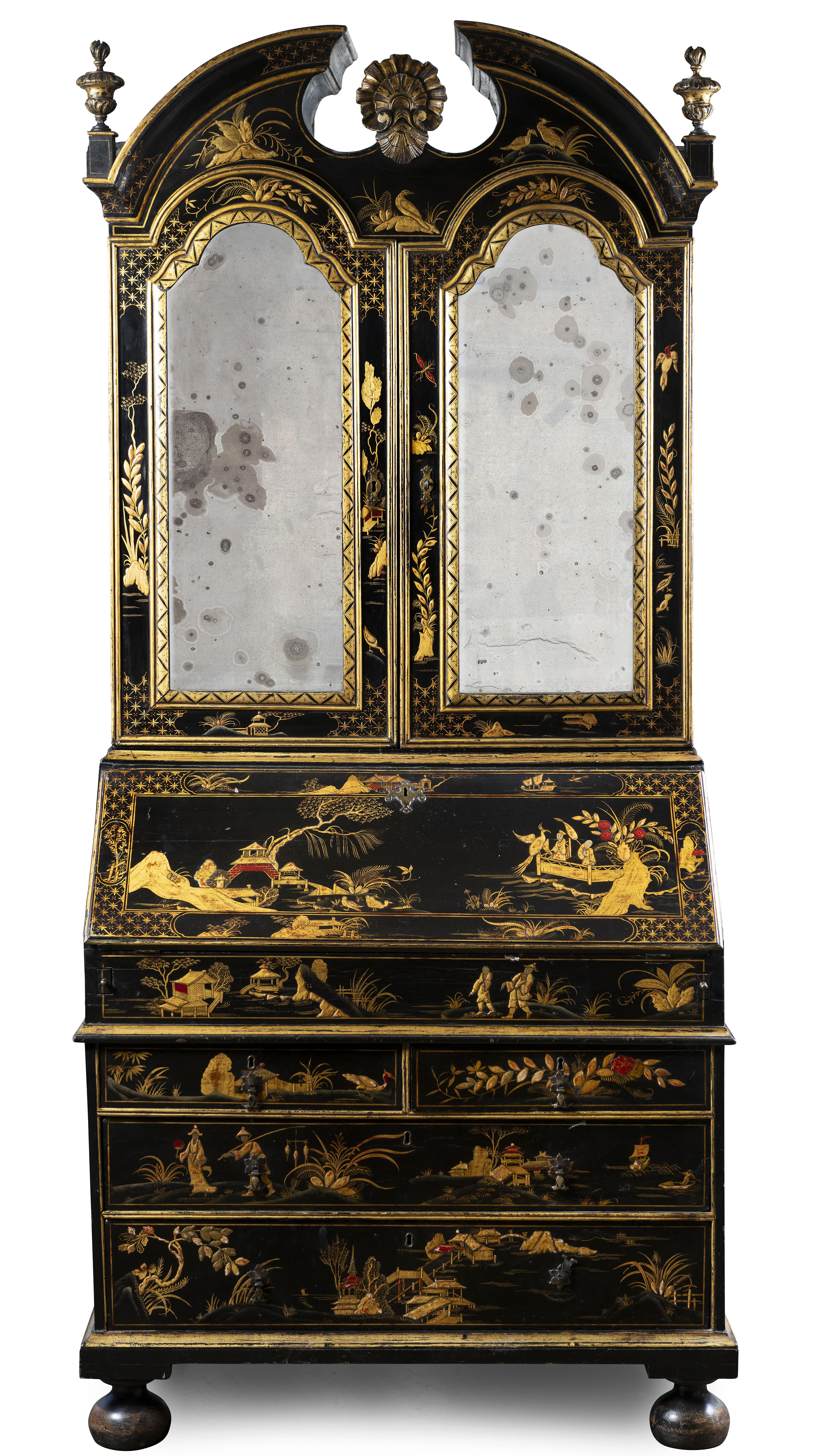 Ein englischer, schwarz lackierter Chinoiserie-Bureau-Schrank, 18.

Beschreibung:
Der obere Teil mit einem durchbrochenen, gewölbten Giebelgesims, flankiert von einem Paar Urnenknäufen, über einem Paar gewölbter Glastüren, die sich zu einer