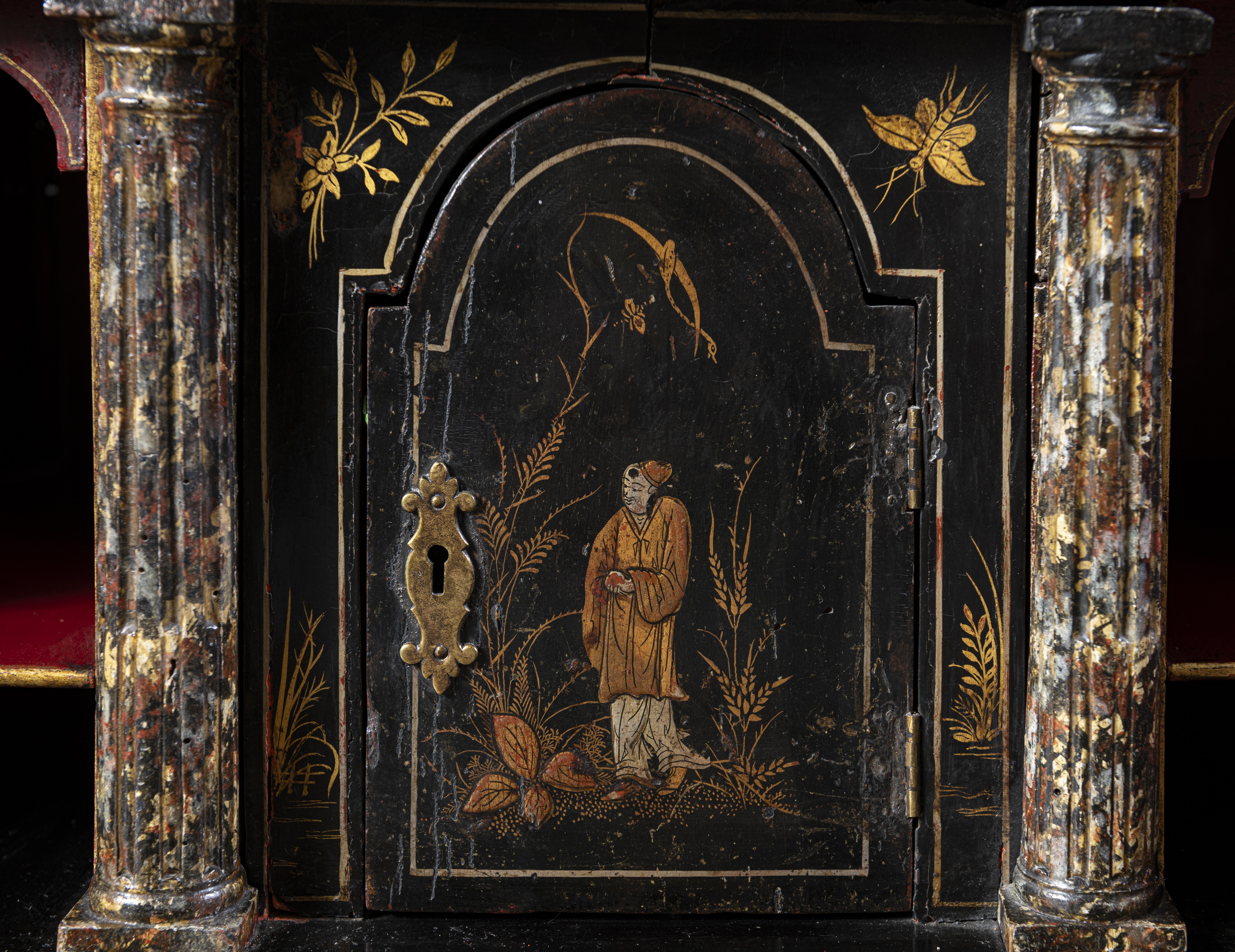 Ein englischer, schwarz lackierter Chinoiserie-Bureau-Schrank, 18. (18. Jahrhundert und früher) im Angebot