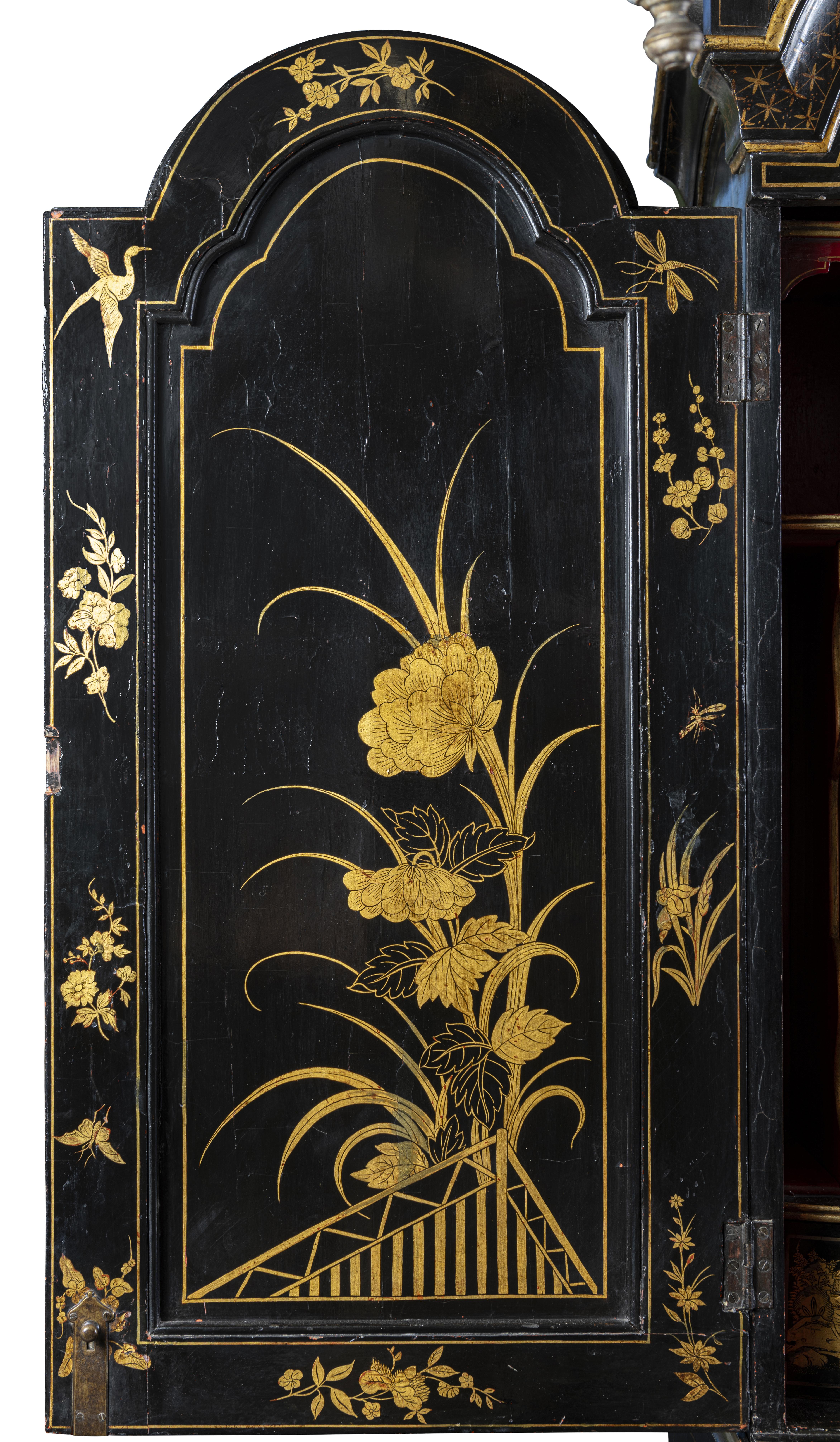 Ein englischer, schwarz lackierter Chinoiserie-Bureau-Schrank, 18. (Holz) im Angebot