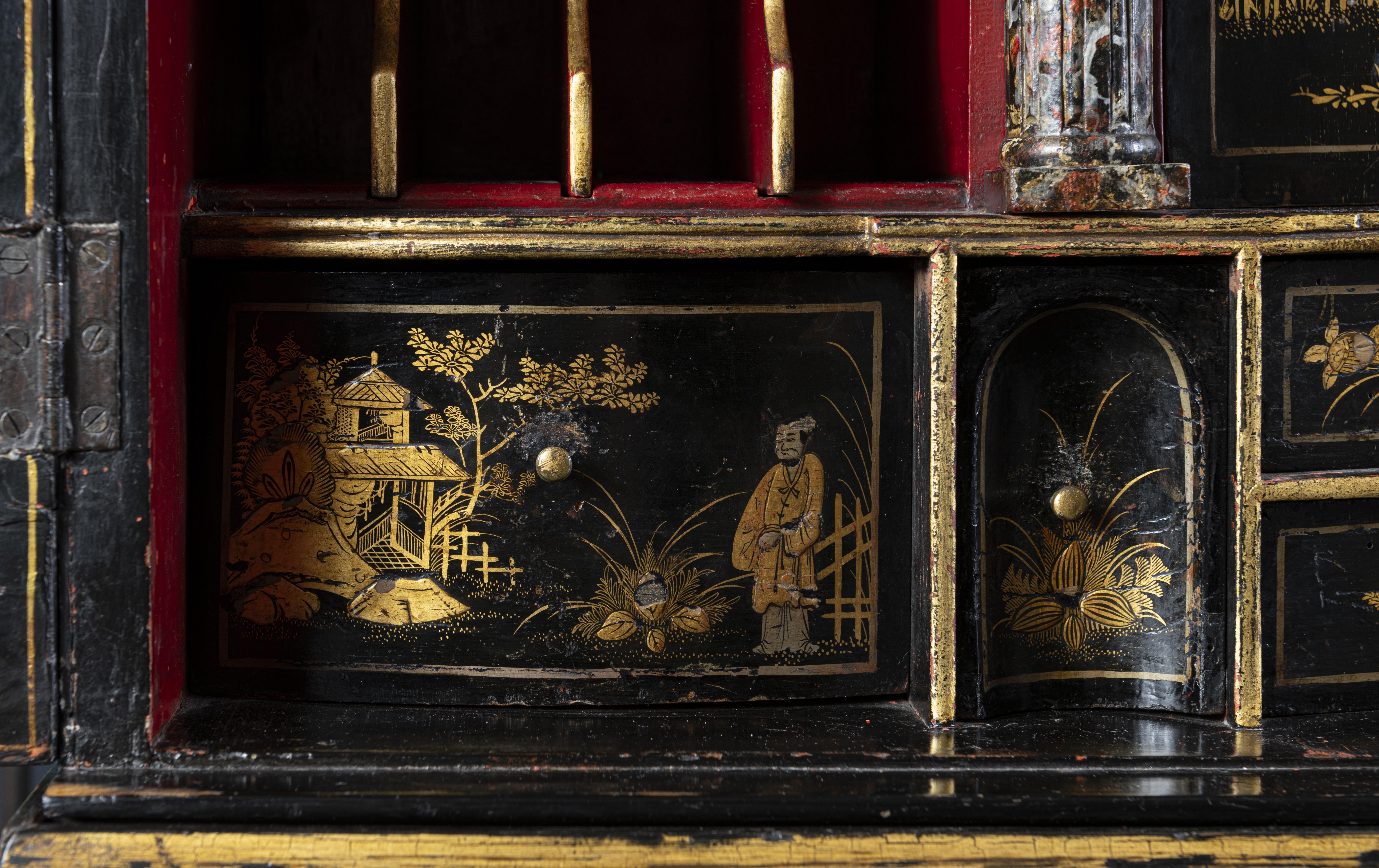 Ein englischer, schwarz lackierter Chinoiserie-Bureau-Schrank, 18. im Angebot 2