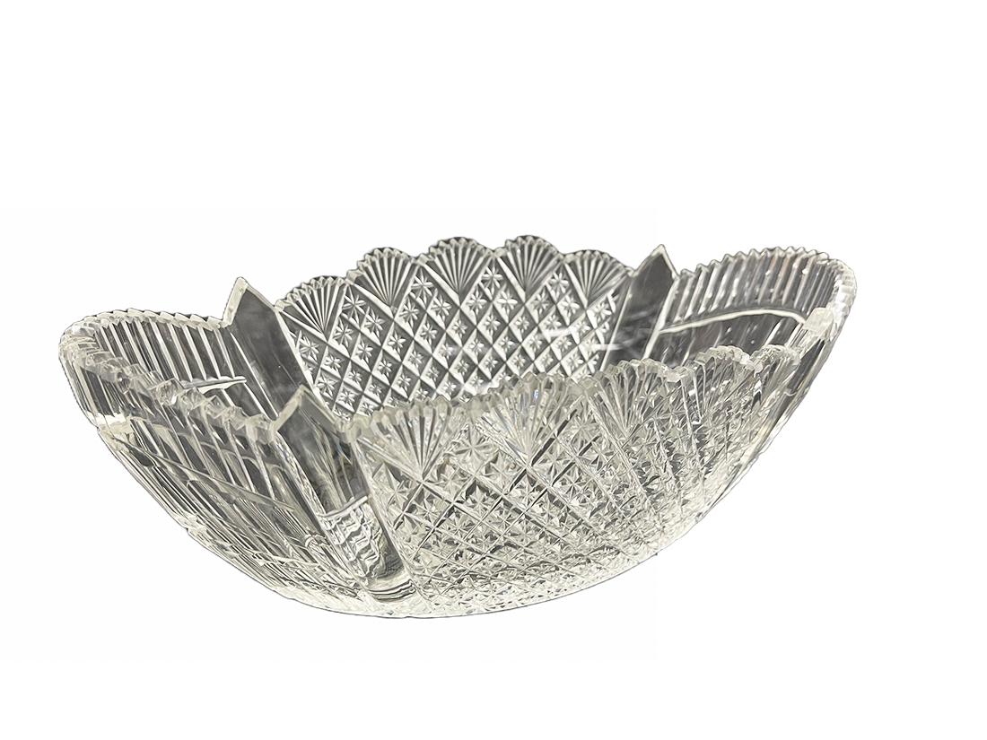 An English boat-shaped crystal bowl, ca 1880

A crystal boat-shaped bowl with four pointed corners and star-shaped and fan cuts crystal
The dimensions are 9 cm high, 25.5 cm wide and 11.5 cm deep. 
The weight is 842 grams
The crystal has some