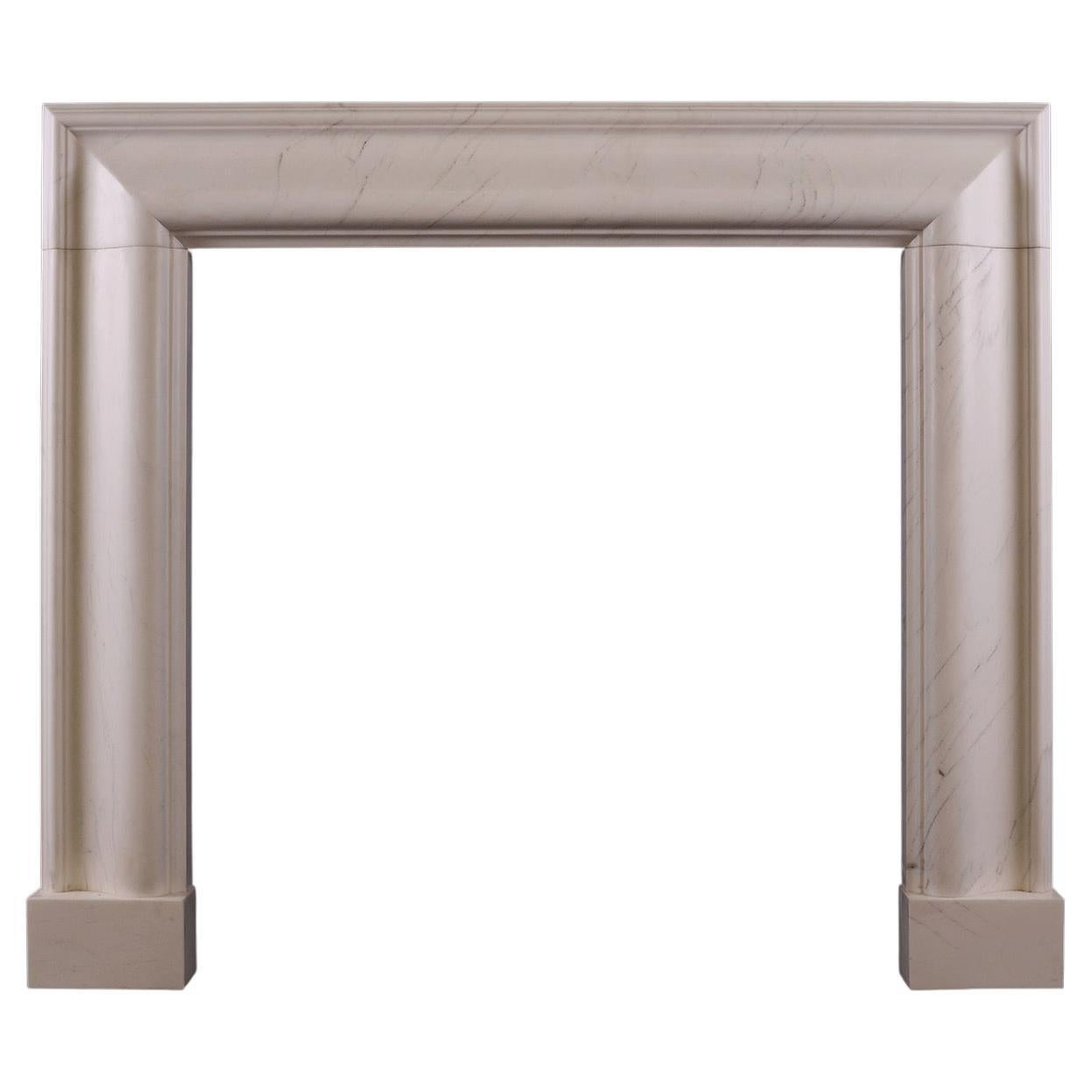 Una chimenea inglesa Bolection de piedra Venato Light