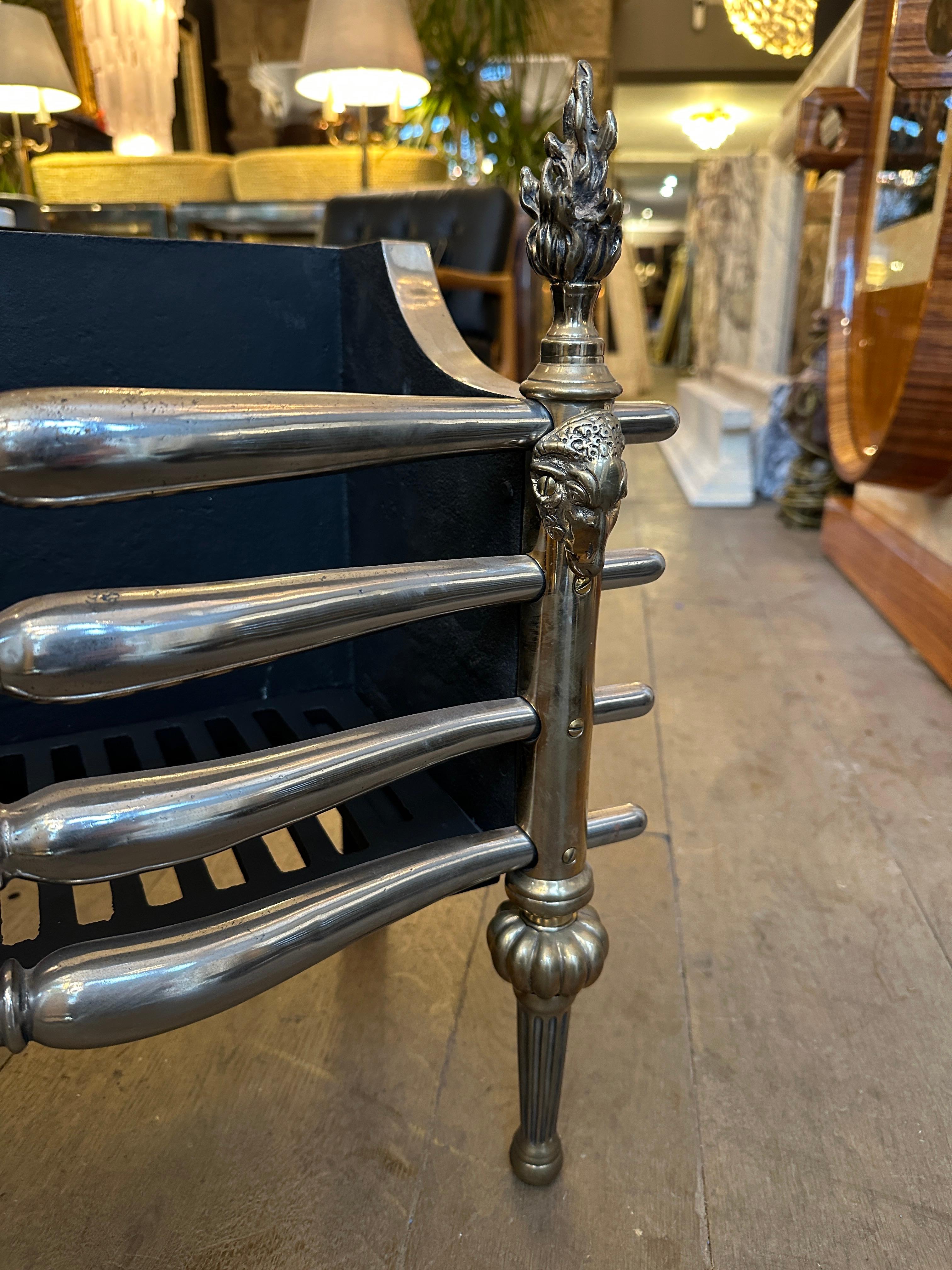 Regency Une grille de cheminée anglaise en laiton et acier de style Régence en vente