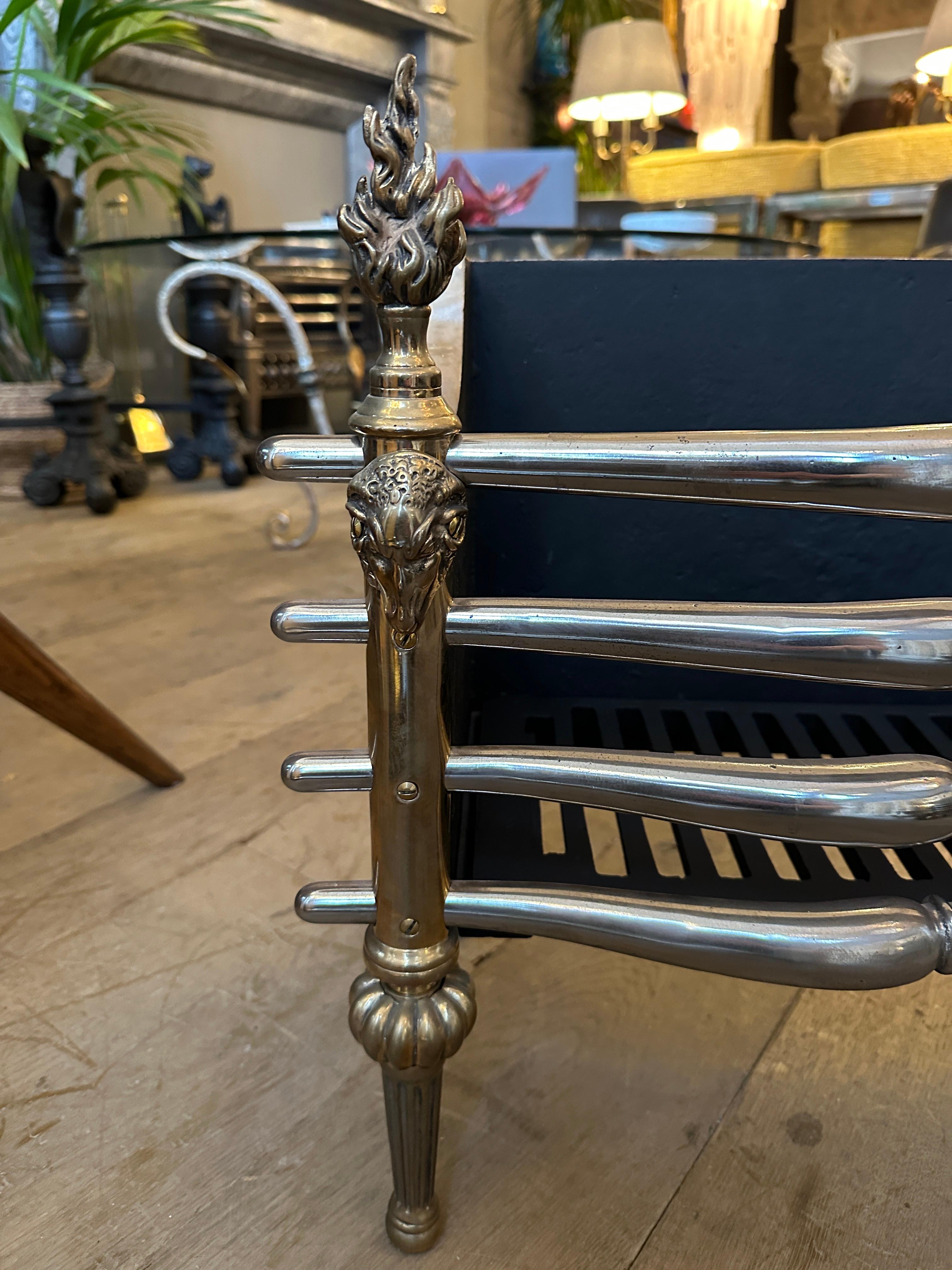 Anglais Une grille de cheminée anglaise en laiton et acier de style Régence en vente