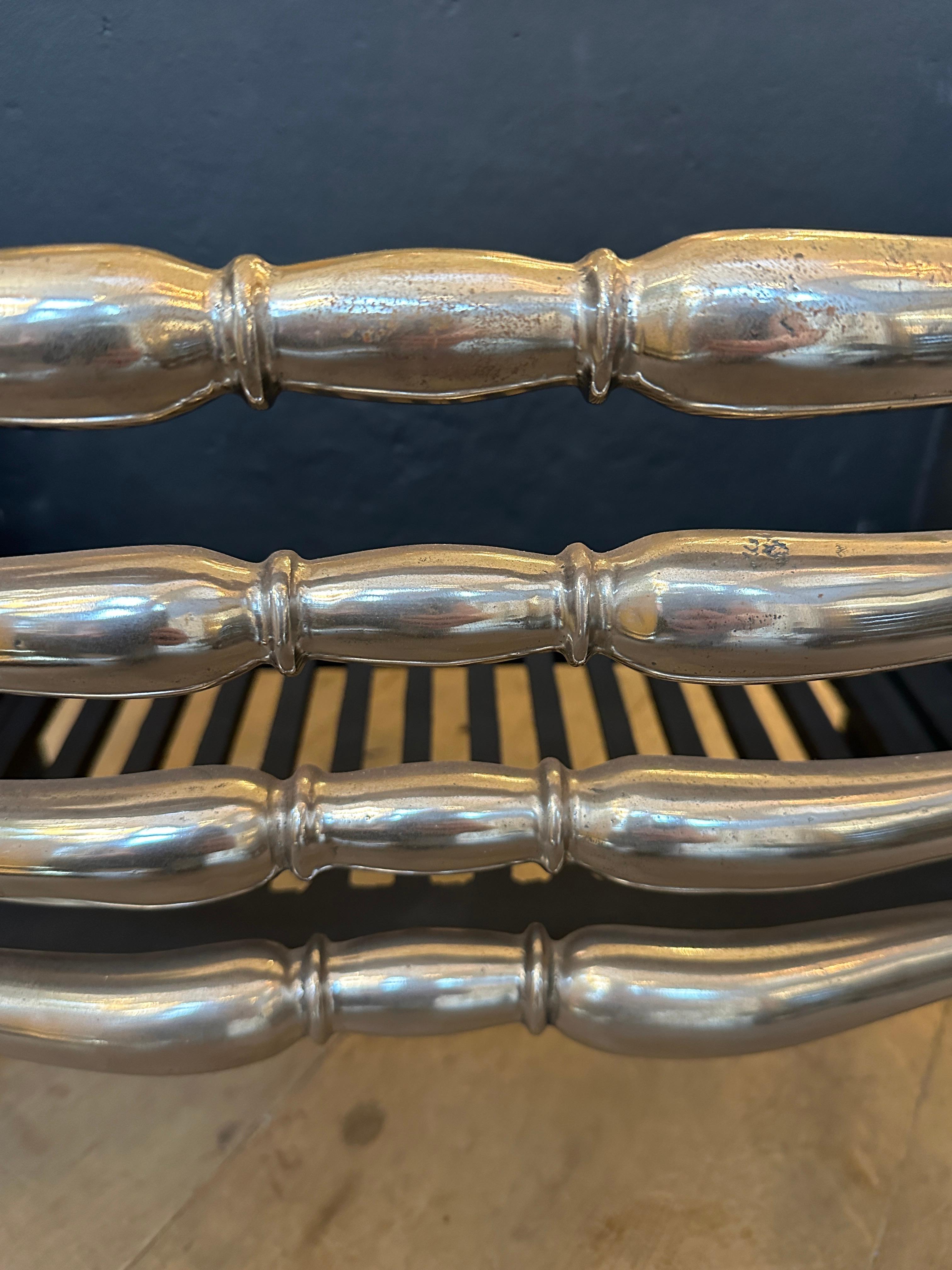 Une grille de cheminée anglaise en laiton et acier de style Régence Bon état - En vente à London, GB